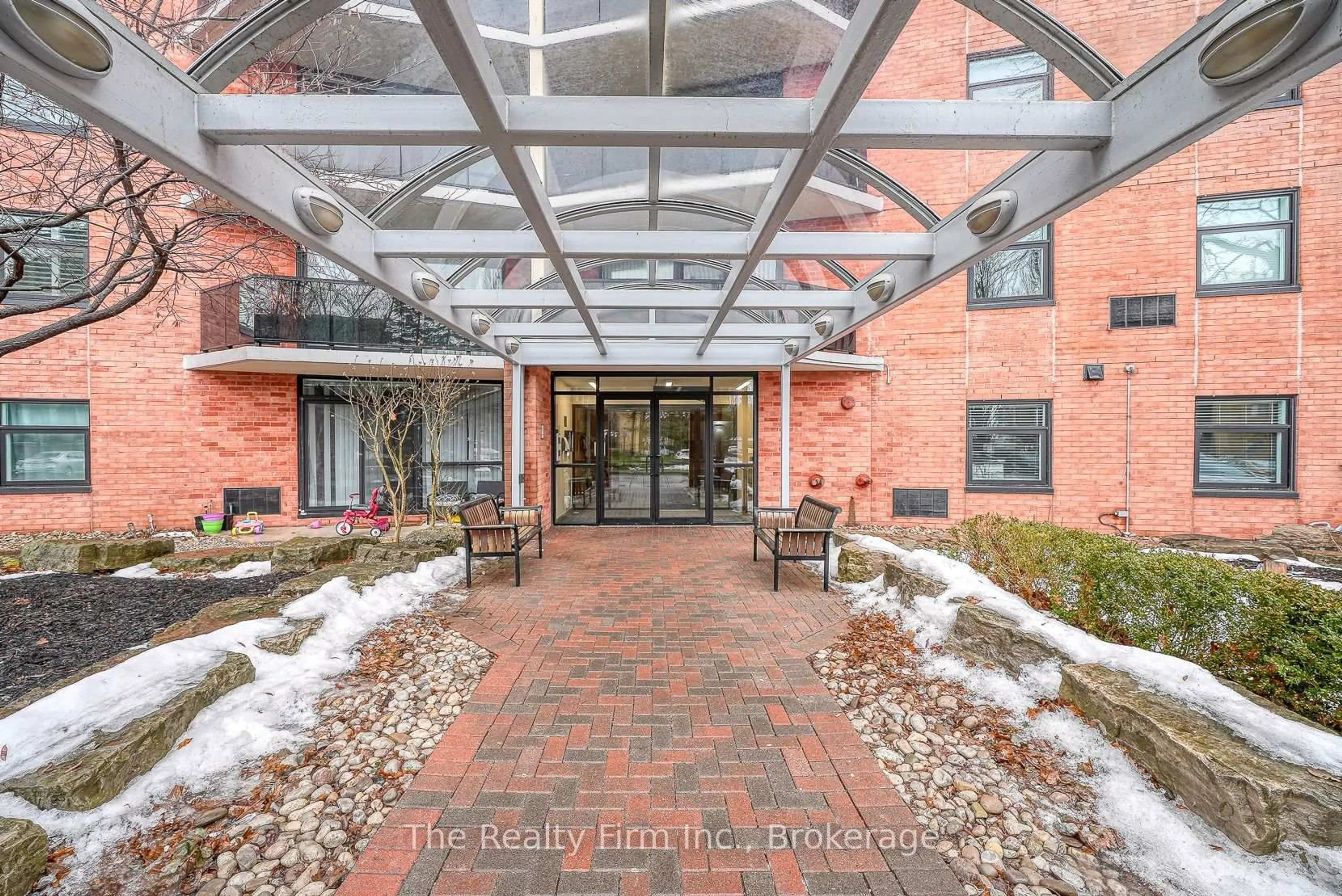 Indoor foyer for 9 Bonheur Crt #304, Brantford Ontario N3P 1Z5