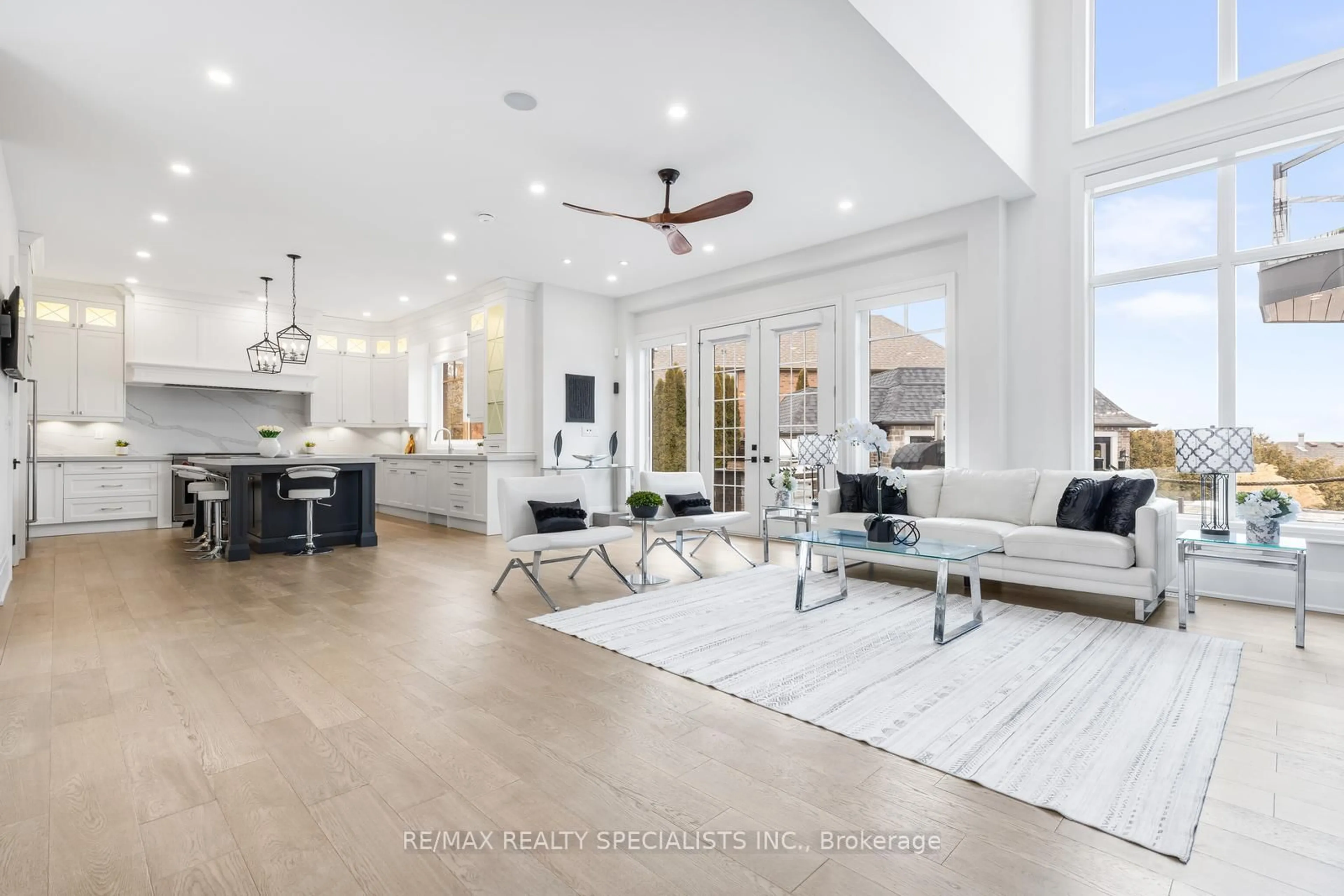 Open concept kitchen, unknown for 16 SHORELINE Cres, Grimsby Ontario L3M 5B2