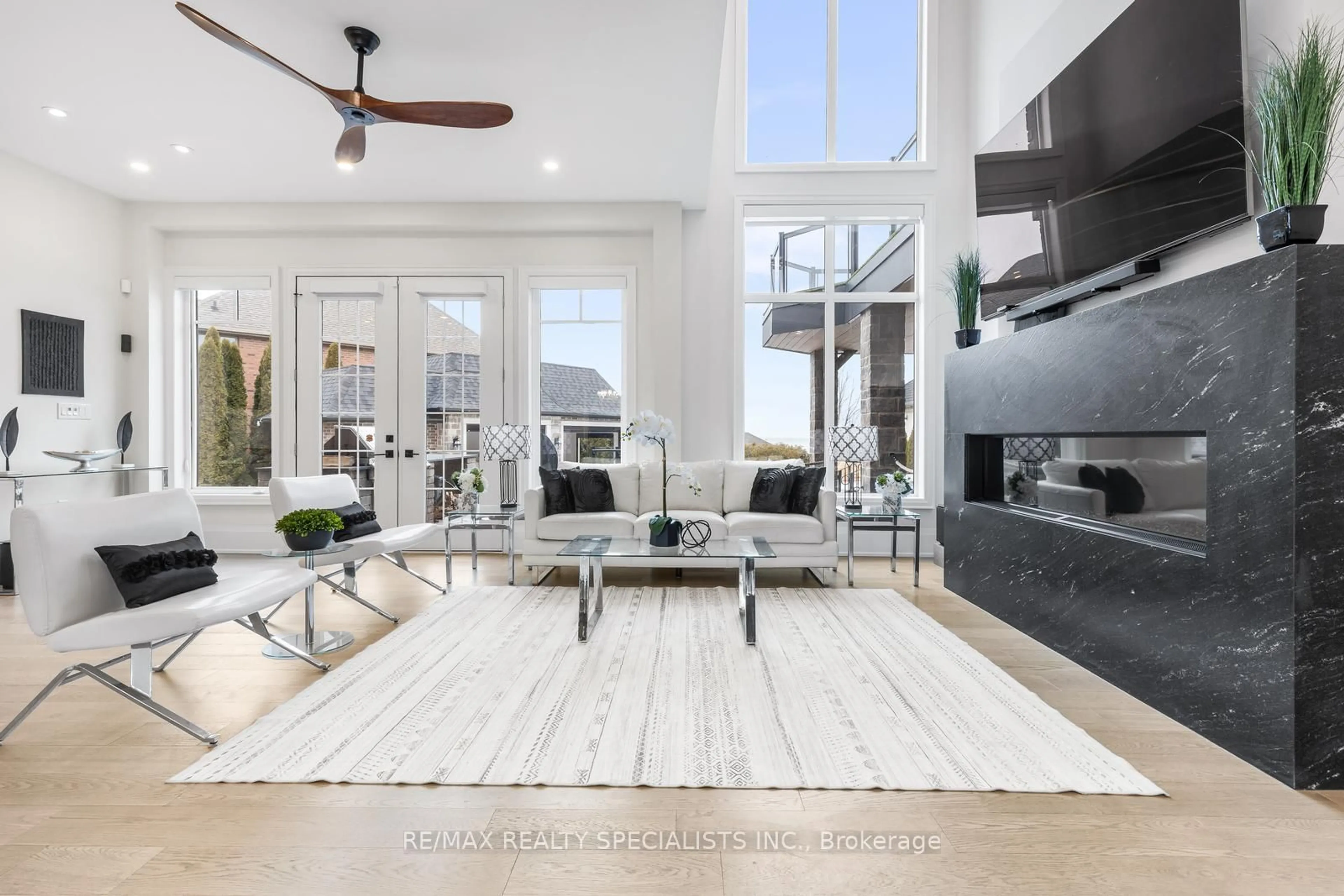 Living room with furniture, unknown for 16 SHORELINE Cres, Grimsby Ontario L3M 5B2