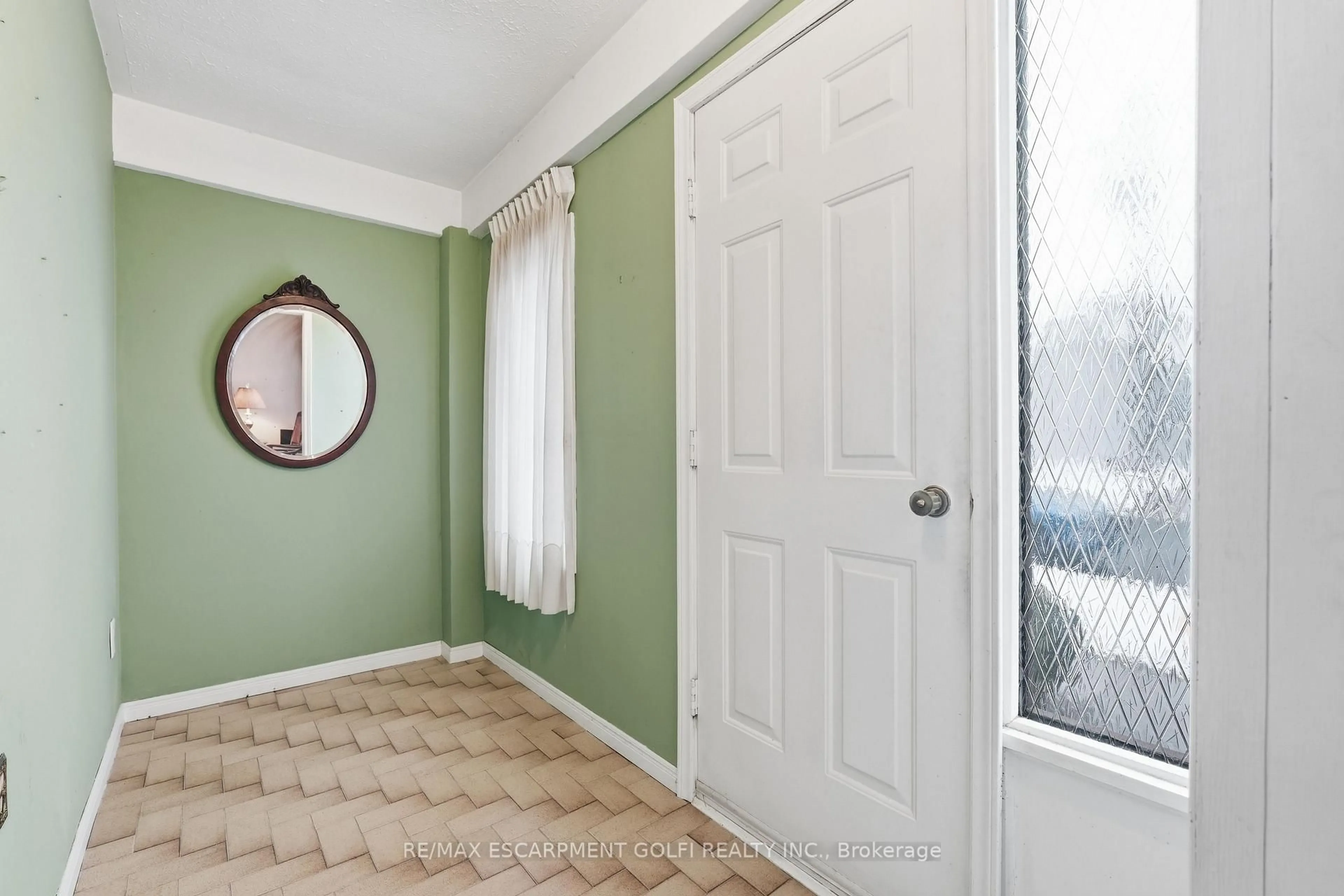 Indoor entryway for 251 Brucedale Ave, Hamilton Ontario L9A 1P5