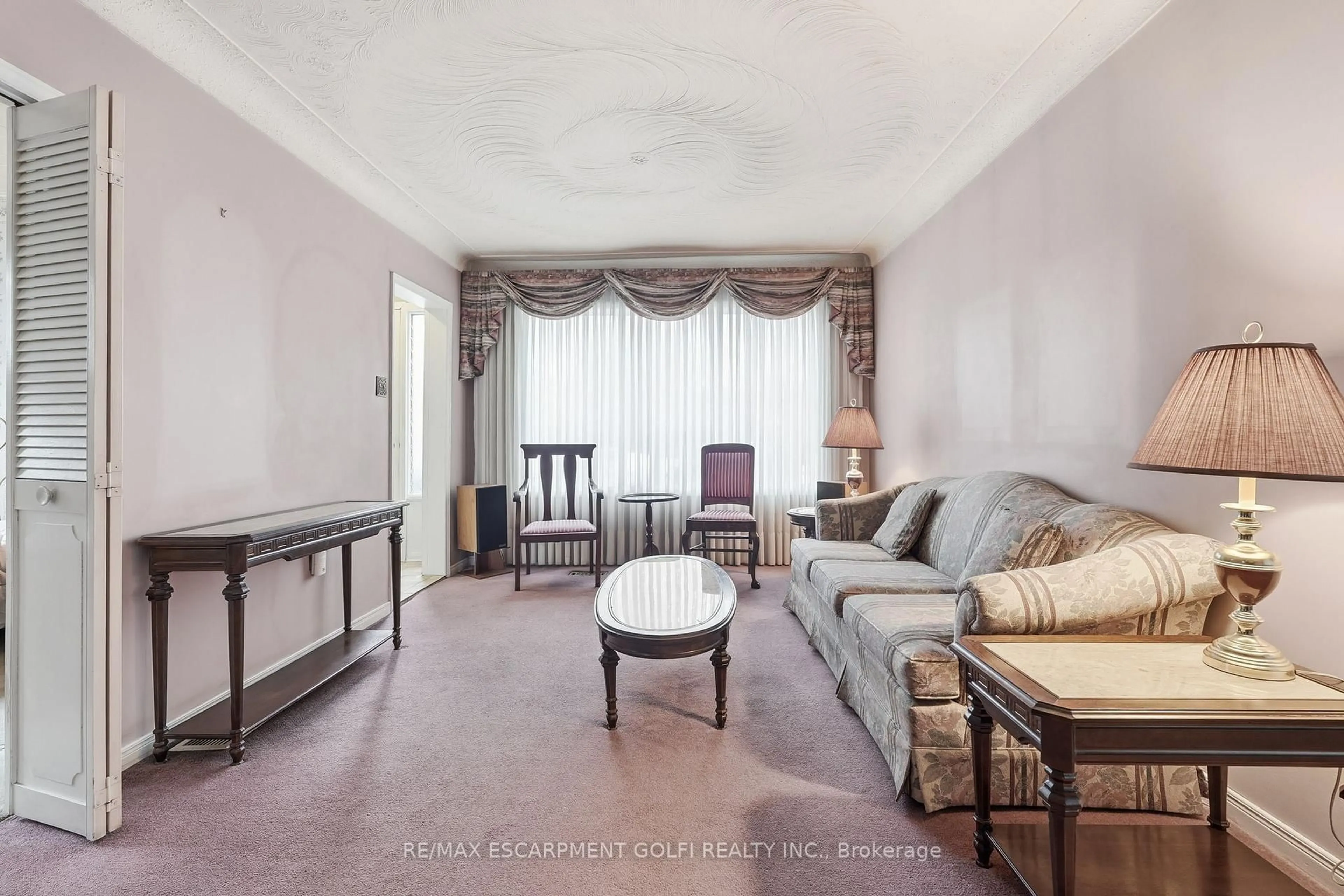 Living room with furniture, unknown for 251 Brucedale Ave, Hamilton Ontario L9A 1P5