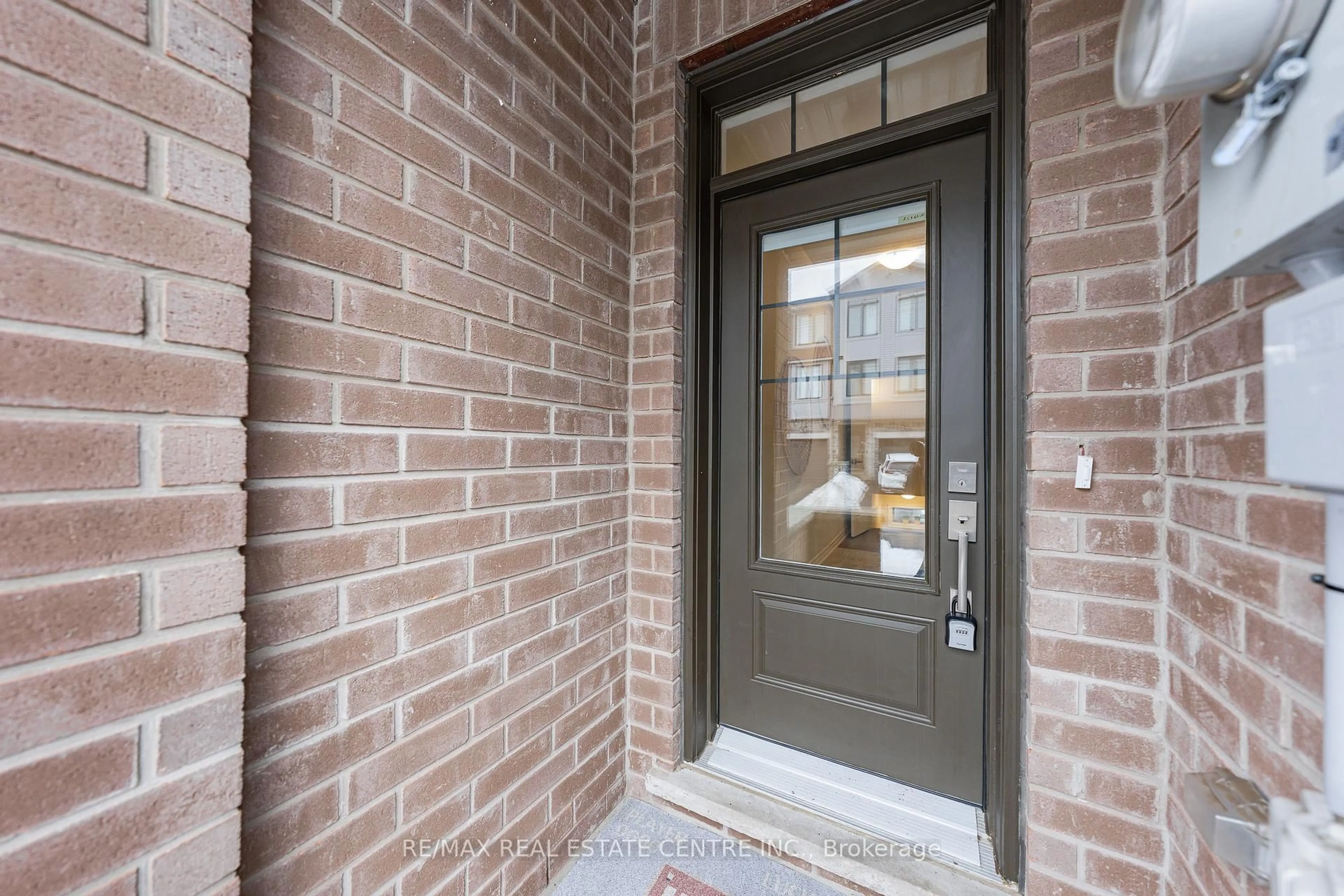 Indoor entryway for 10 Birmingham Dr #138, Cambridge Ontario N1R 0C5