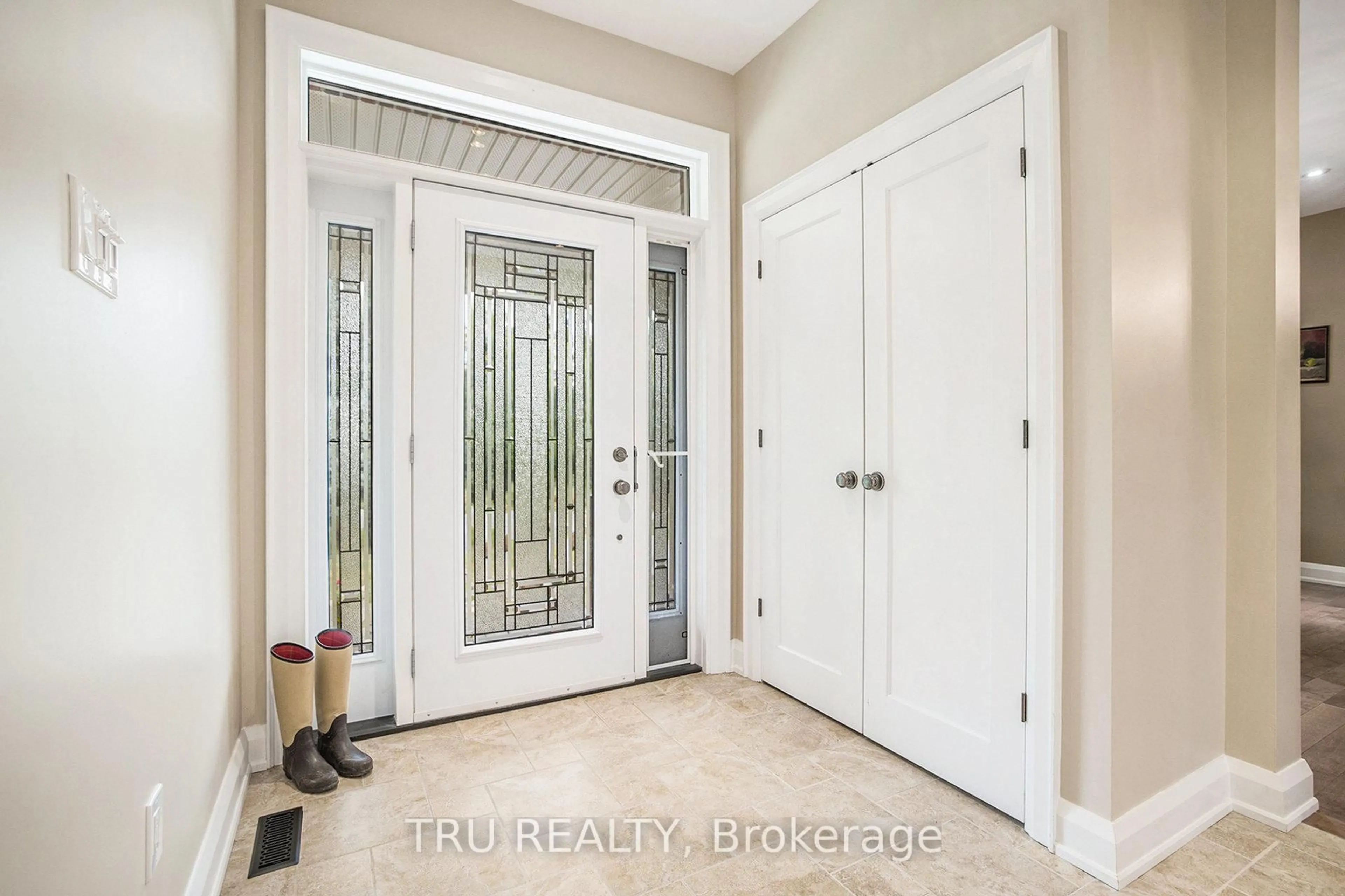 Indoor entryway for 2465 Marchurst Rd, Kanata Ontario K2W 0H2