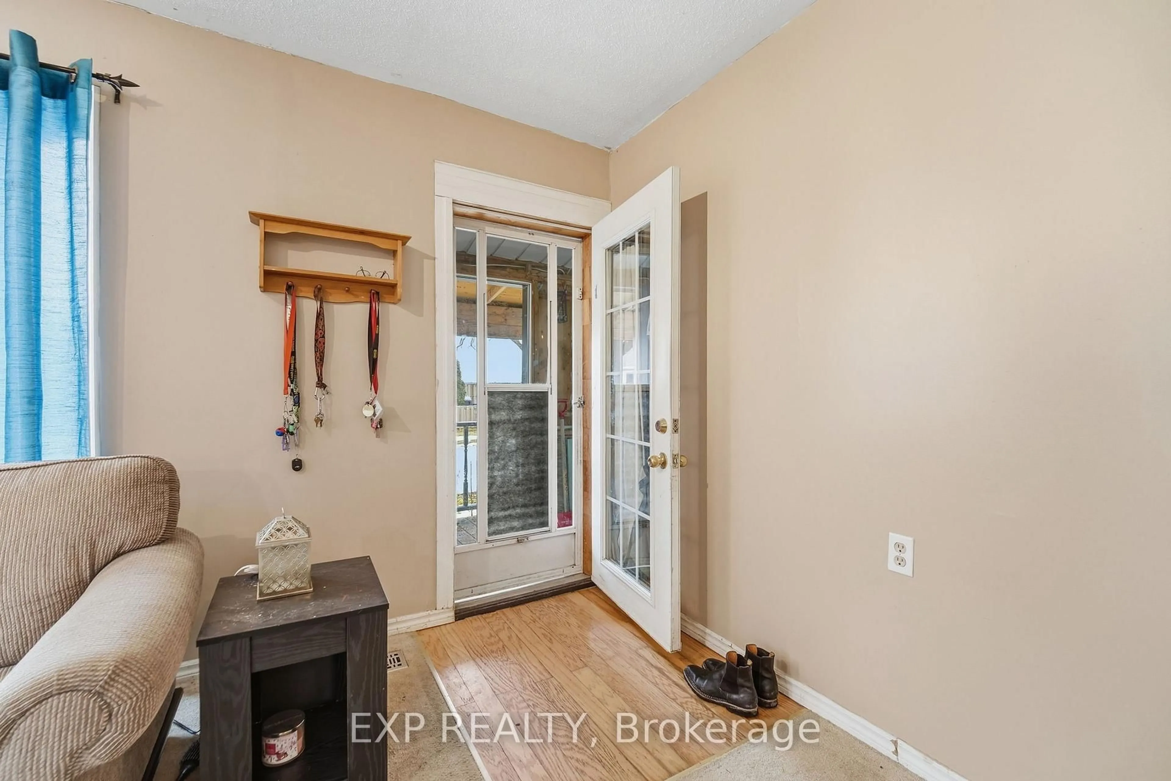 Indoor entryway for 5 Cardiff St, St. Catharines Ontario L2R 2X4