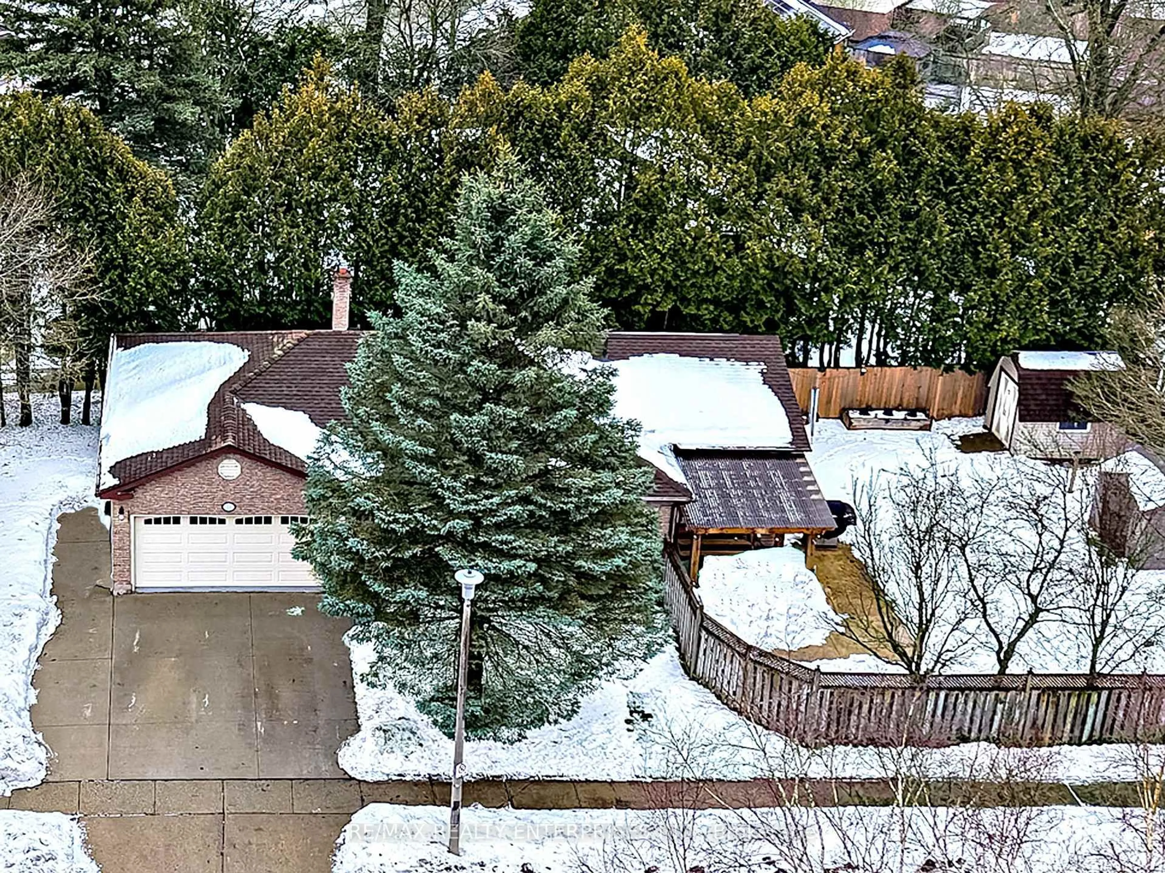 A pic from outside/outdoor area/front of a property/back of a property/a pic from drone, unknown for 328 Burnett Ave, Cambridge Ontario N1T 1G6