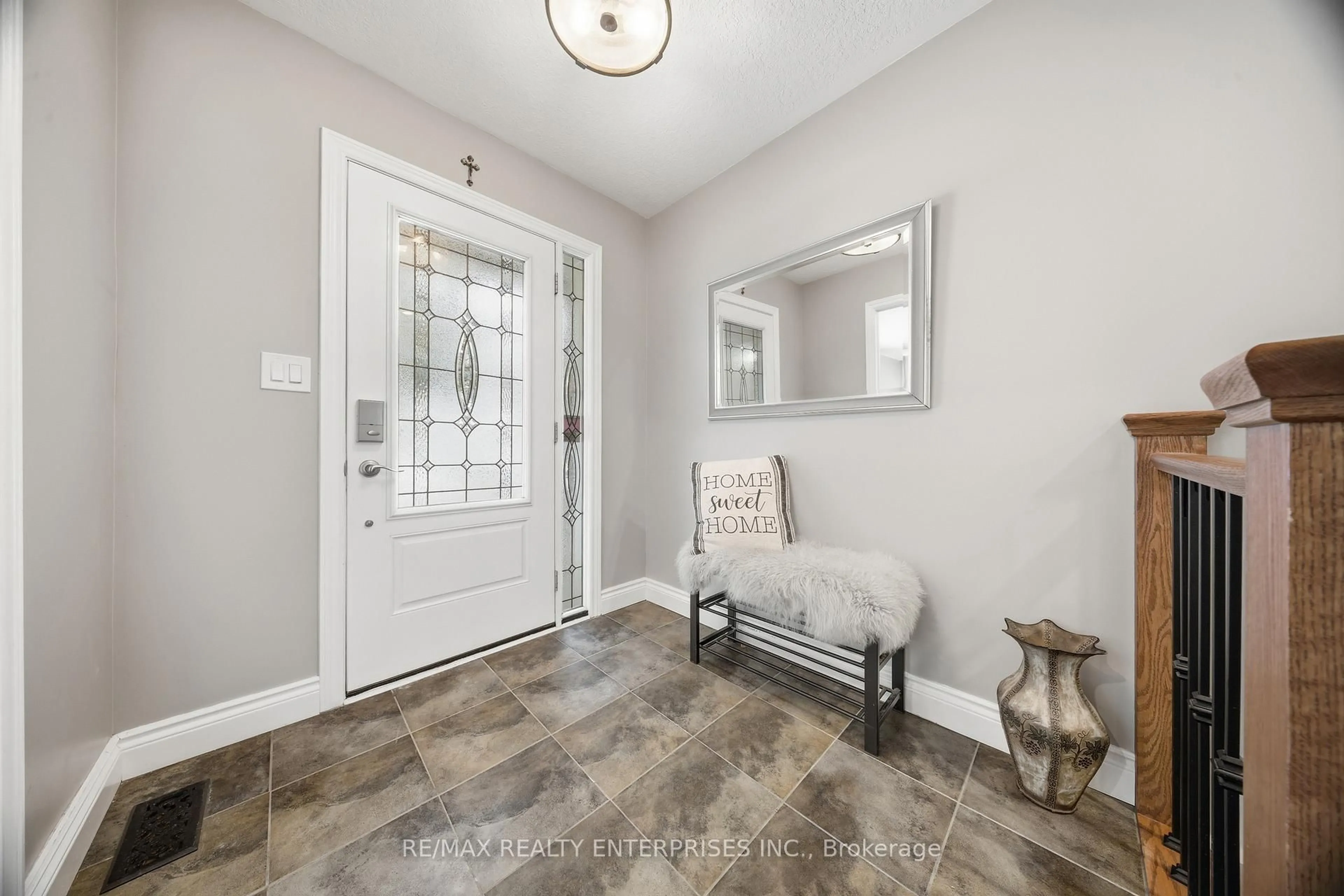 Indoor entryway for 328 Burnett Ave, Cambridge Ontario N1T 1G6