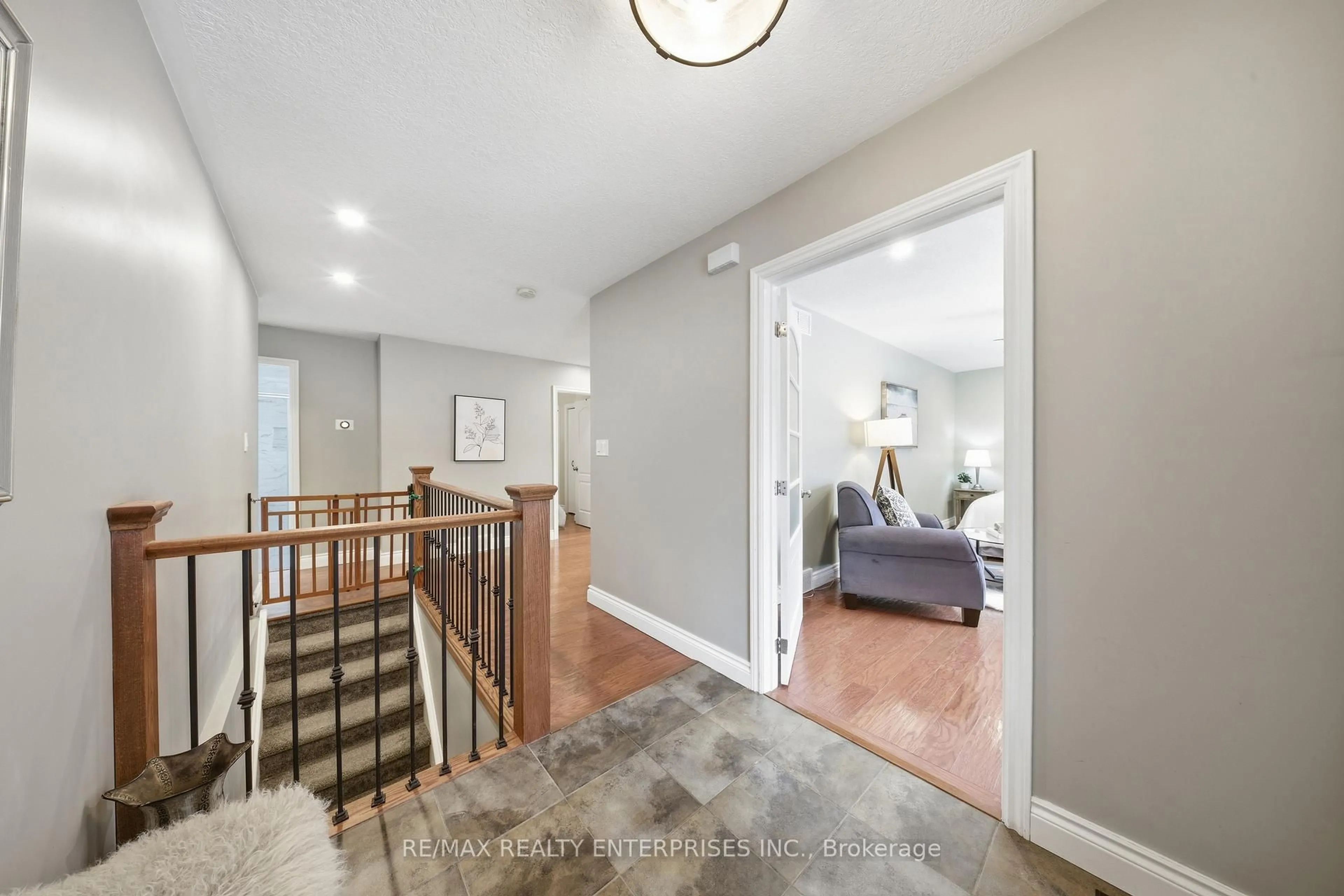 Indoor entryway for 328 Burnett Ave, Cambridge Ontario N1T 1G6