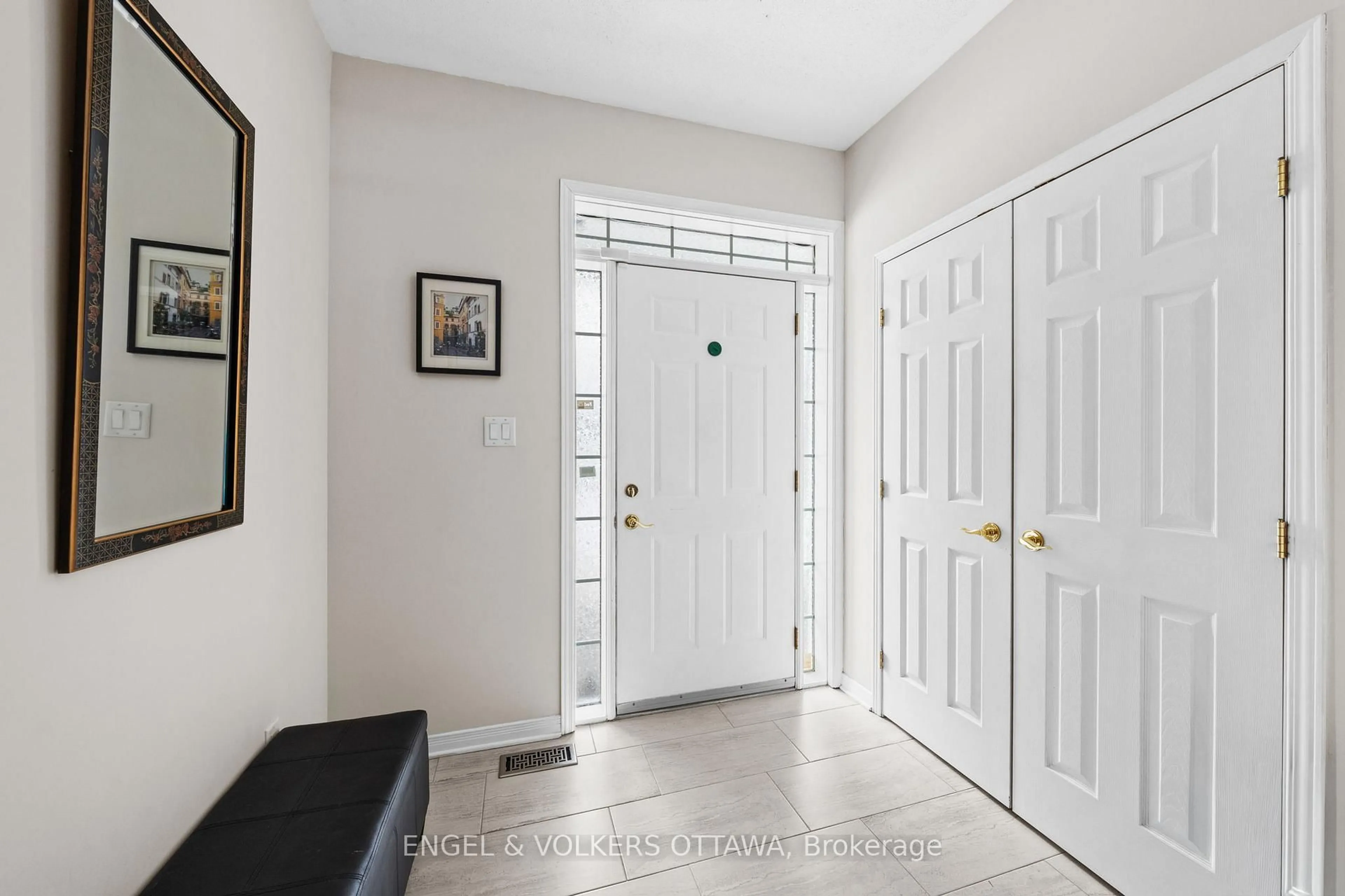 Indoor entryway for 1609 Ashley Cardill Lane, Greely Ontario K4P 1M7