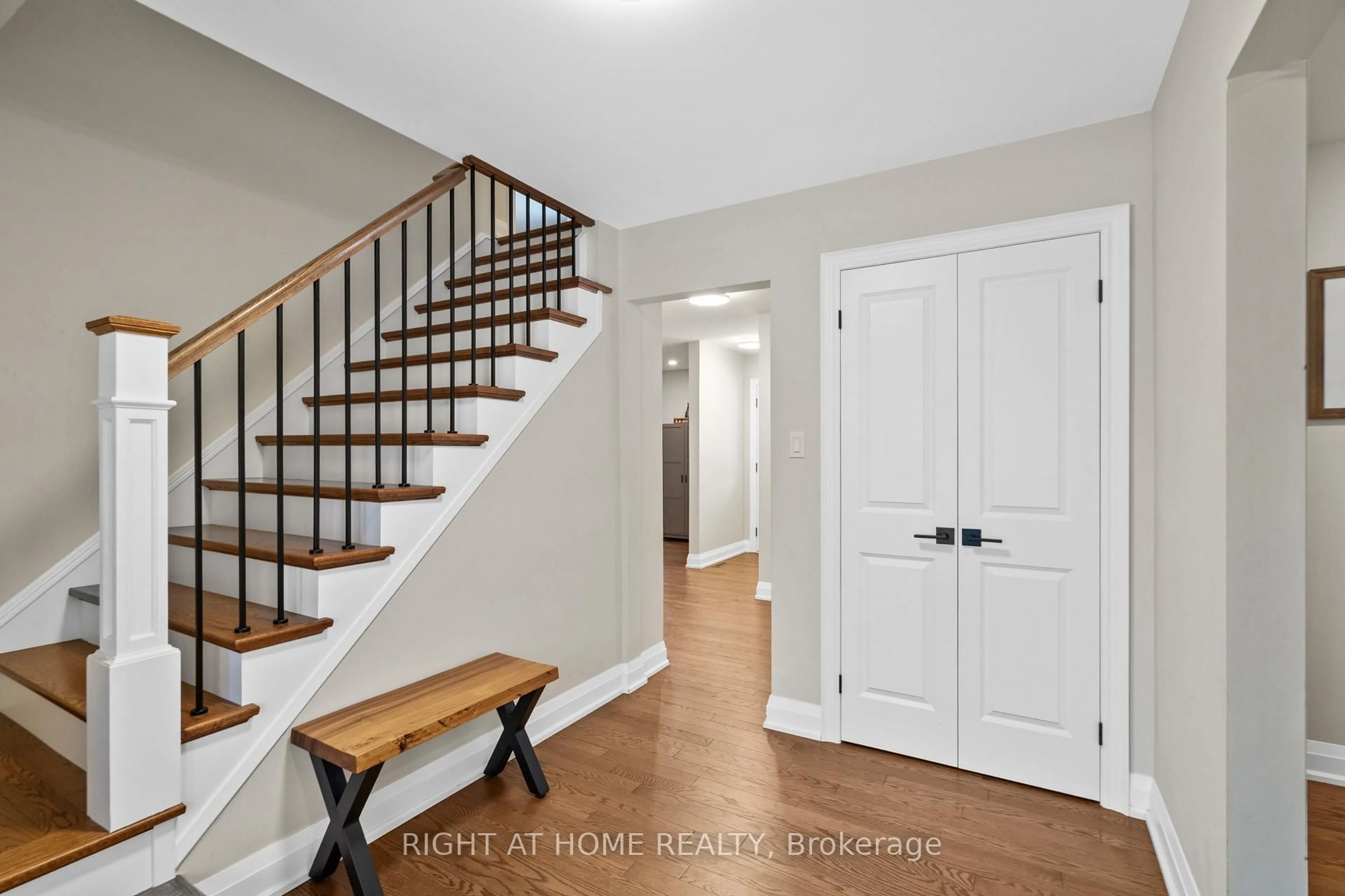 Indoor entryway for 41 Amberly Blvd, Hamilton Ontario L9G 3R9