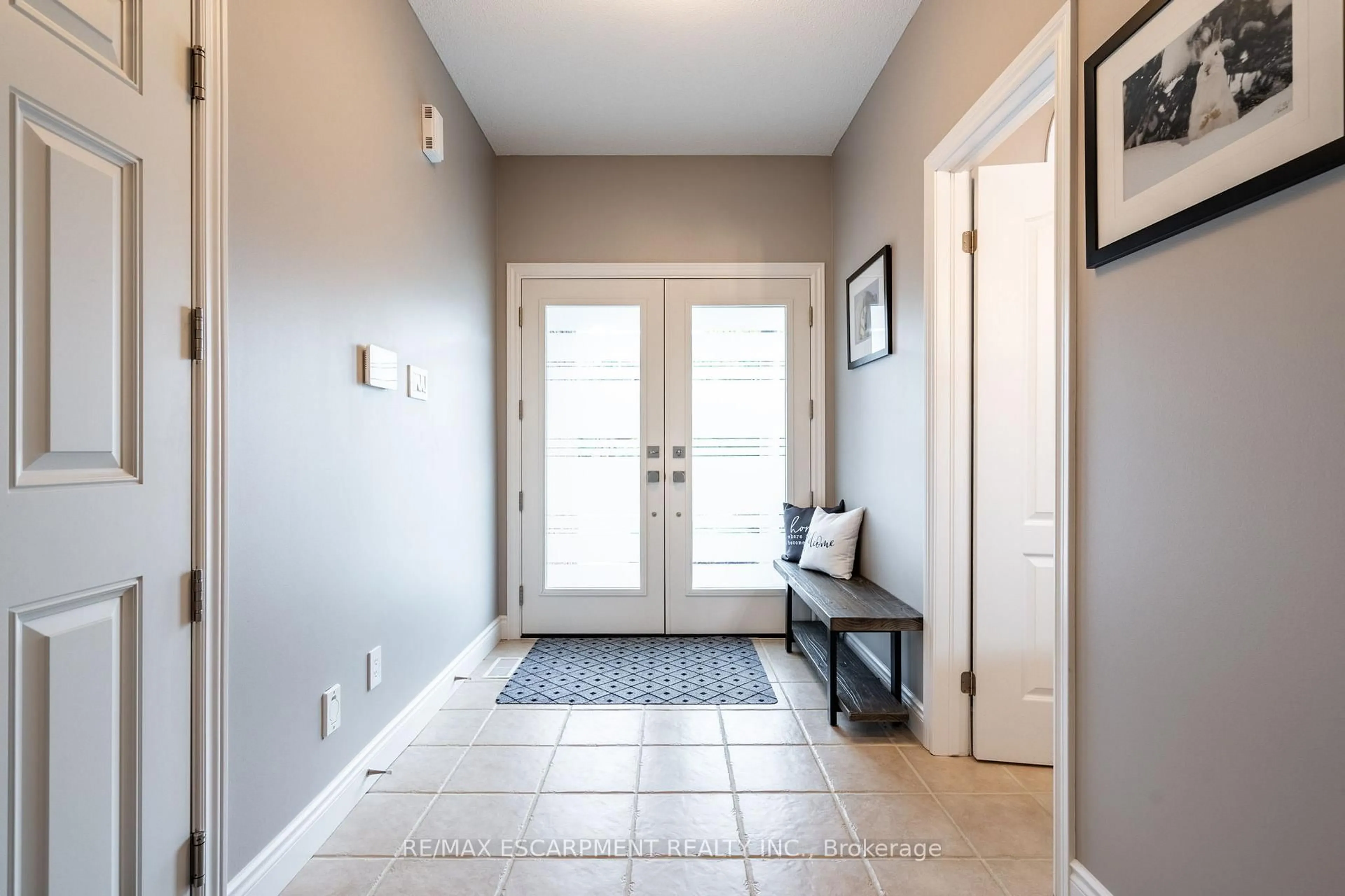 Indoor entryway for 7 Volterra Crt, Hamilton Ontario L8B 0K7