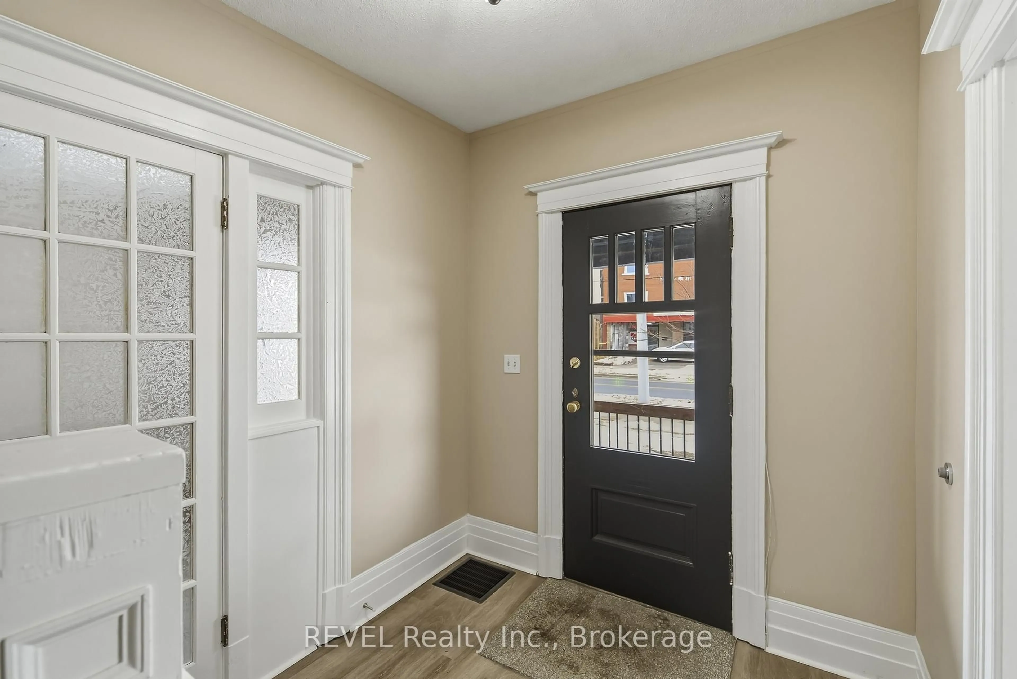 Indoor entryway for 184 Queenston St, St. Catharines Ontario L2R 2Z7