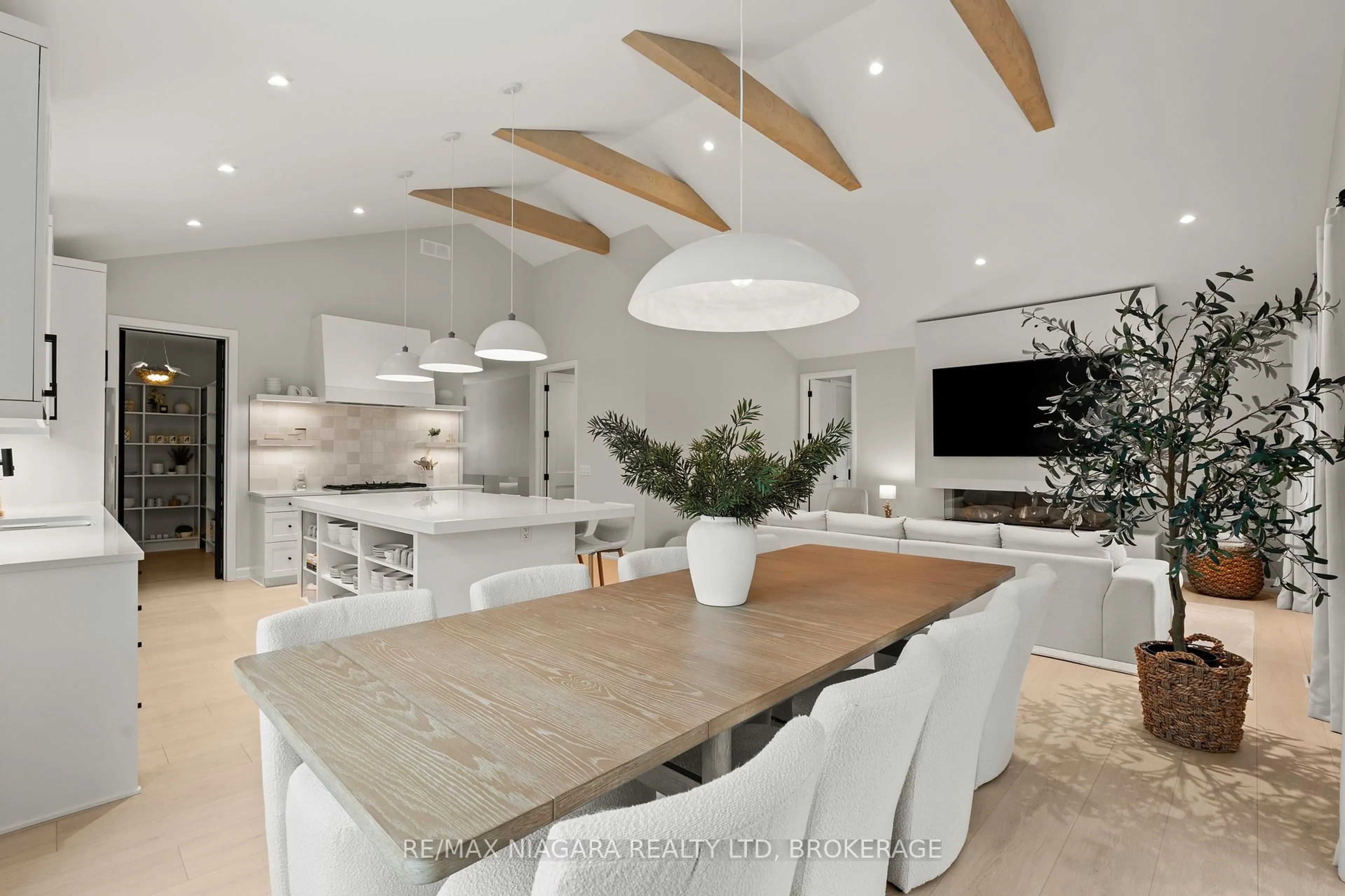 Contemporary kitchen, unknown for 27 MAPLE LEAF Ave, Fort Erie Ontario L0S 1N0