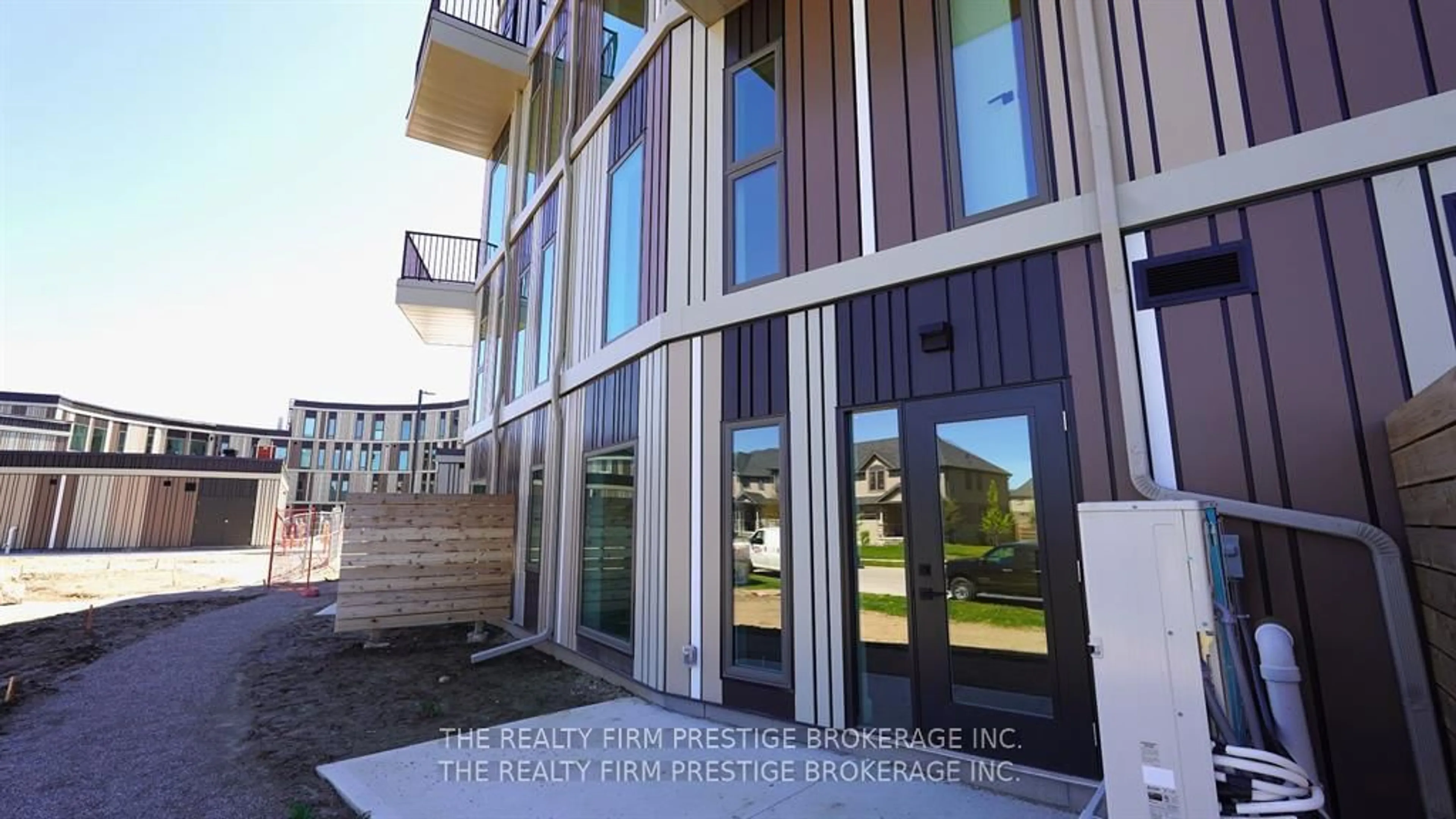 Indoor foyer for 2082 Lumen Dr #B118, London South Ontario N6K 0L3