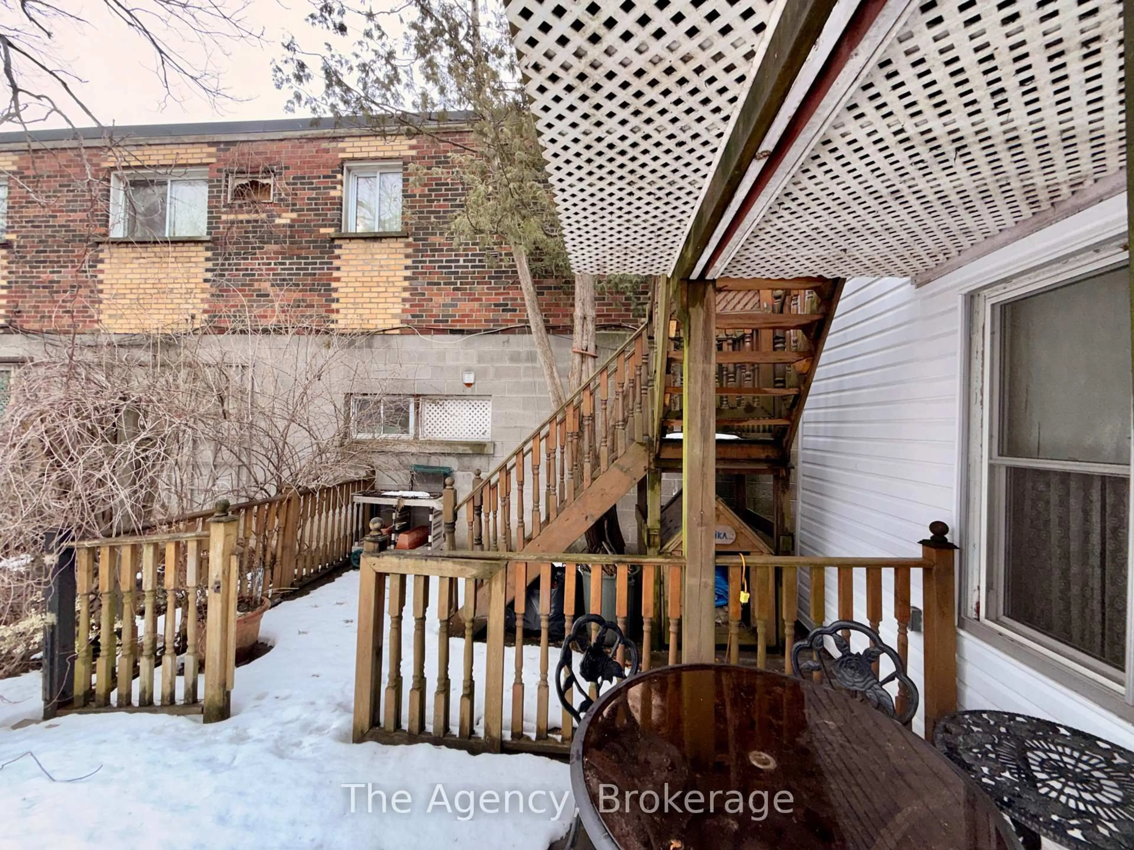 Patio, street for 484 East Main St, Welland Ontario L3B 3X6