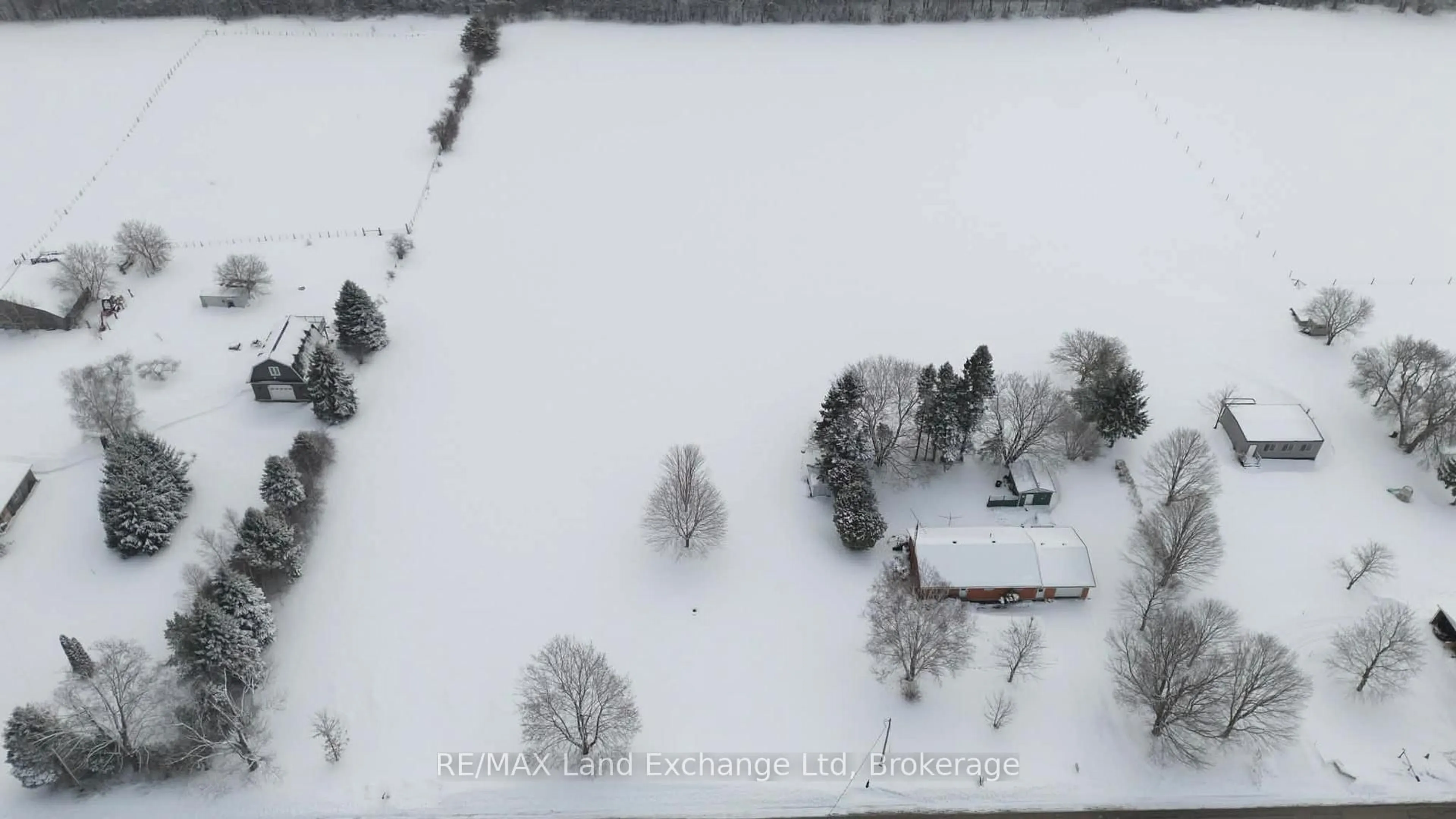 A pic from outside/outdoor area/front of a property/back of a property/a pic from drone, unknown for 952 Havelock St, Huron-Kinloss Ontario N0G 2H0