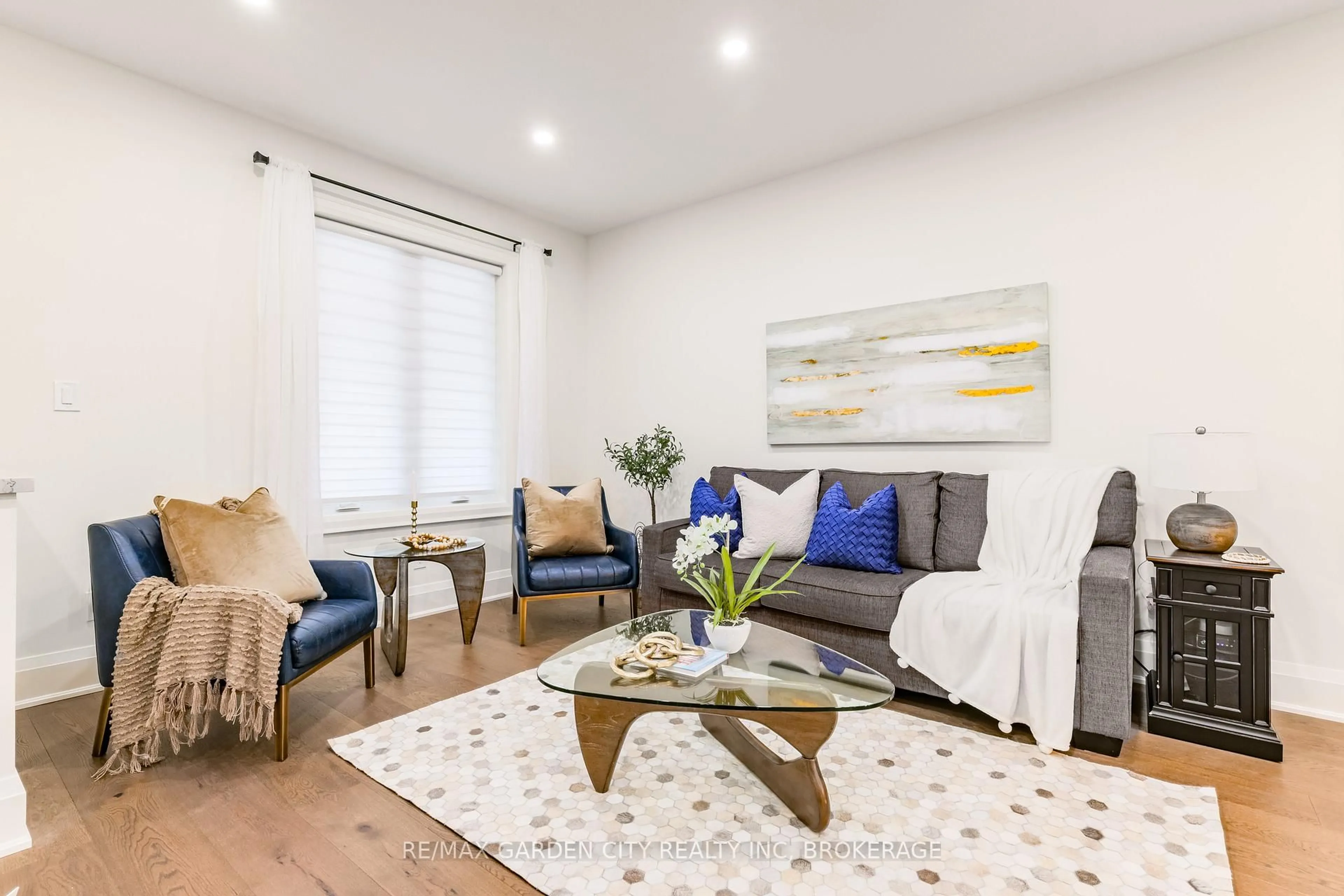 Living room with furniture, wood/laminate floor for 254 St Clair Blvd, Hamilton Ontario L8M 2P2