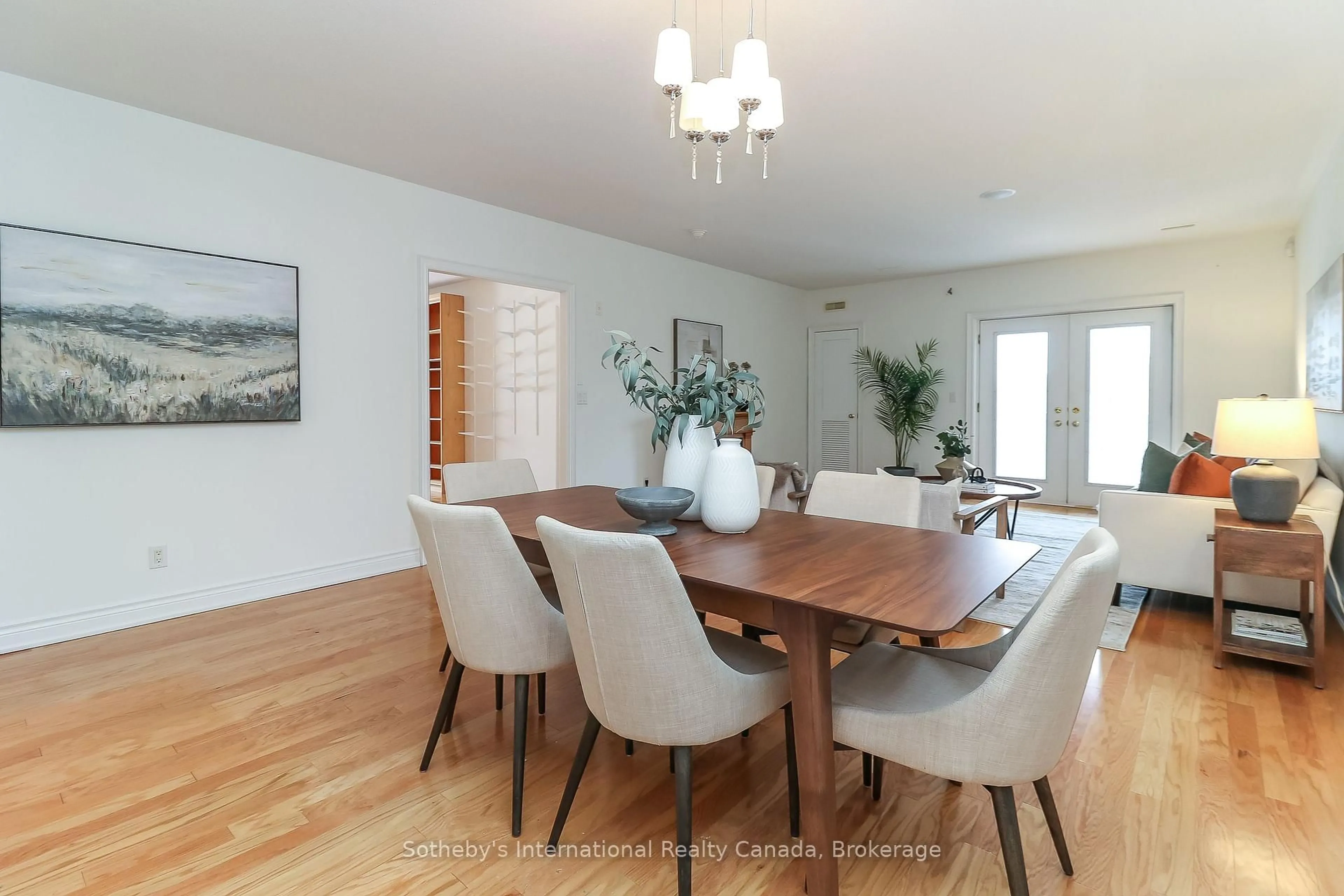 Dining room, wood/laminate floor for 25 Beaver St #308, Blue Mountains Ontario N0H 2P0