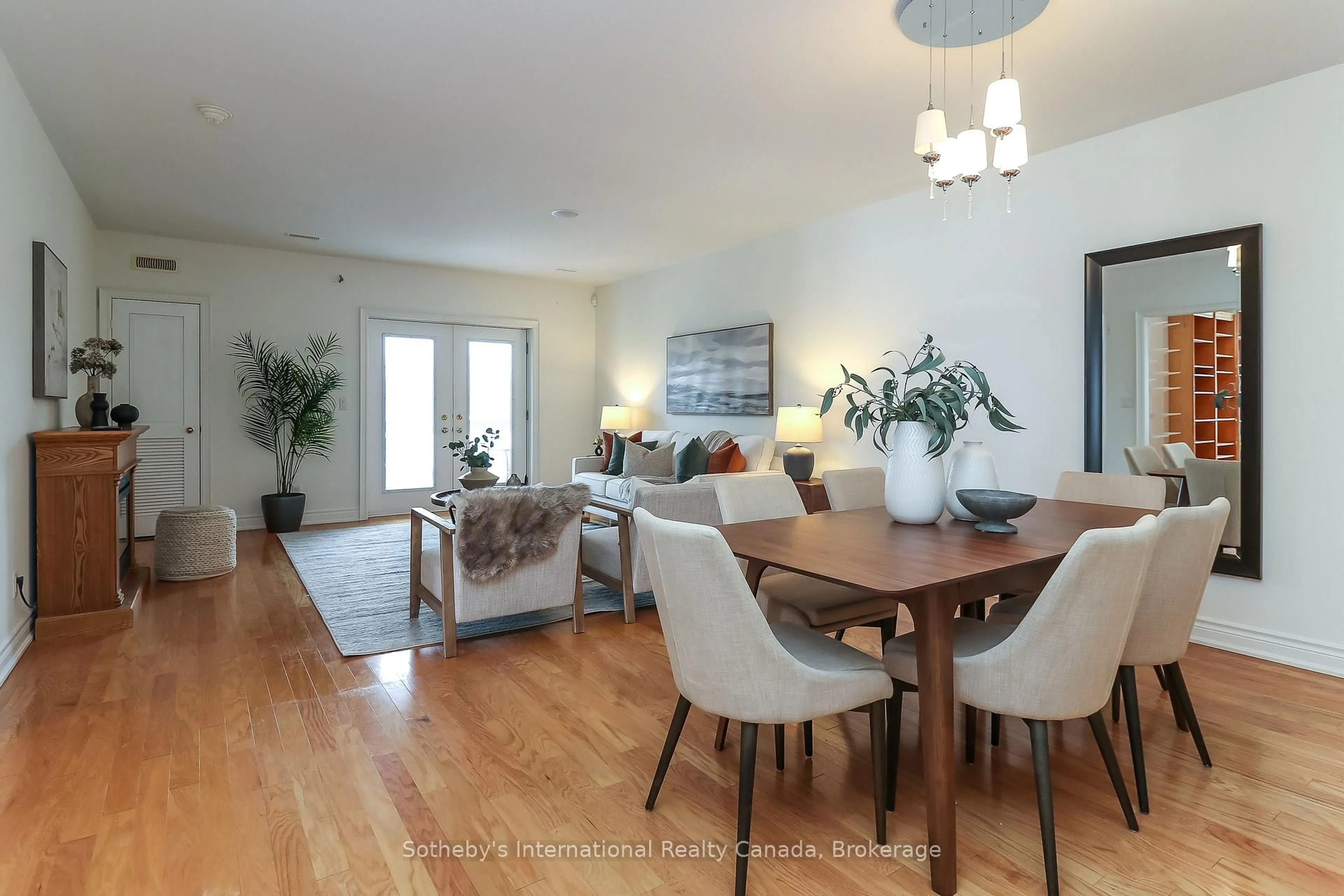 Dining room, wood/laminate floor for 25 Beaver St #308, Blue Mountains Ontario N0H 2P0