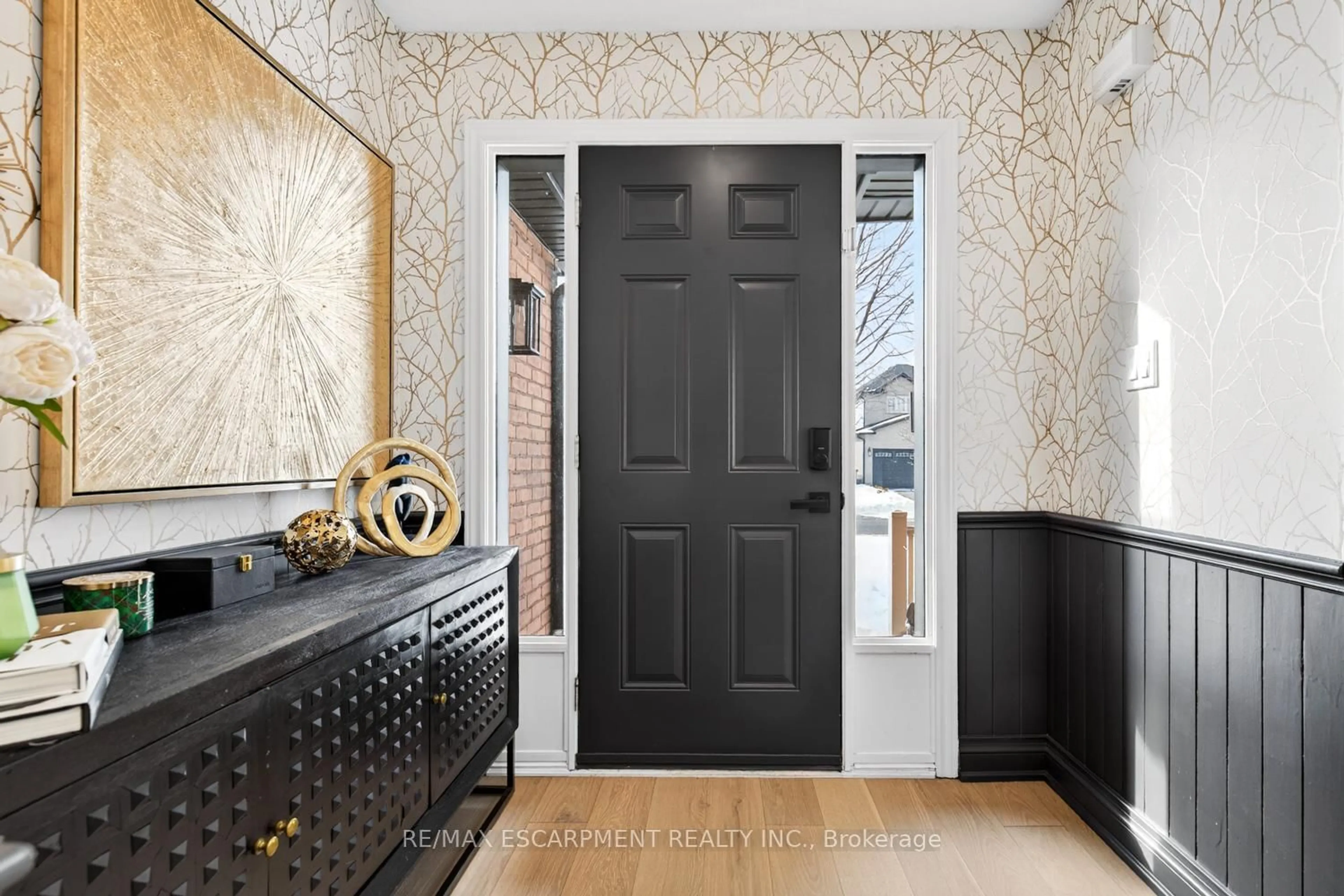 Indoor entryway for 7 Waterside Dr, Hamilton Ontario L8E 5T9