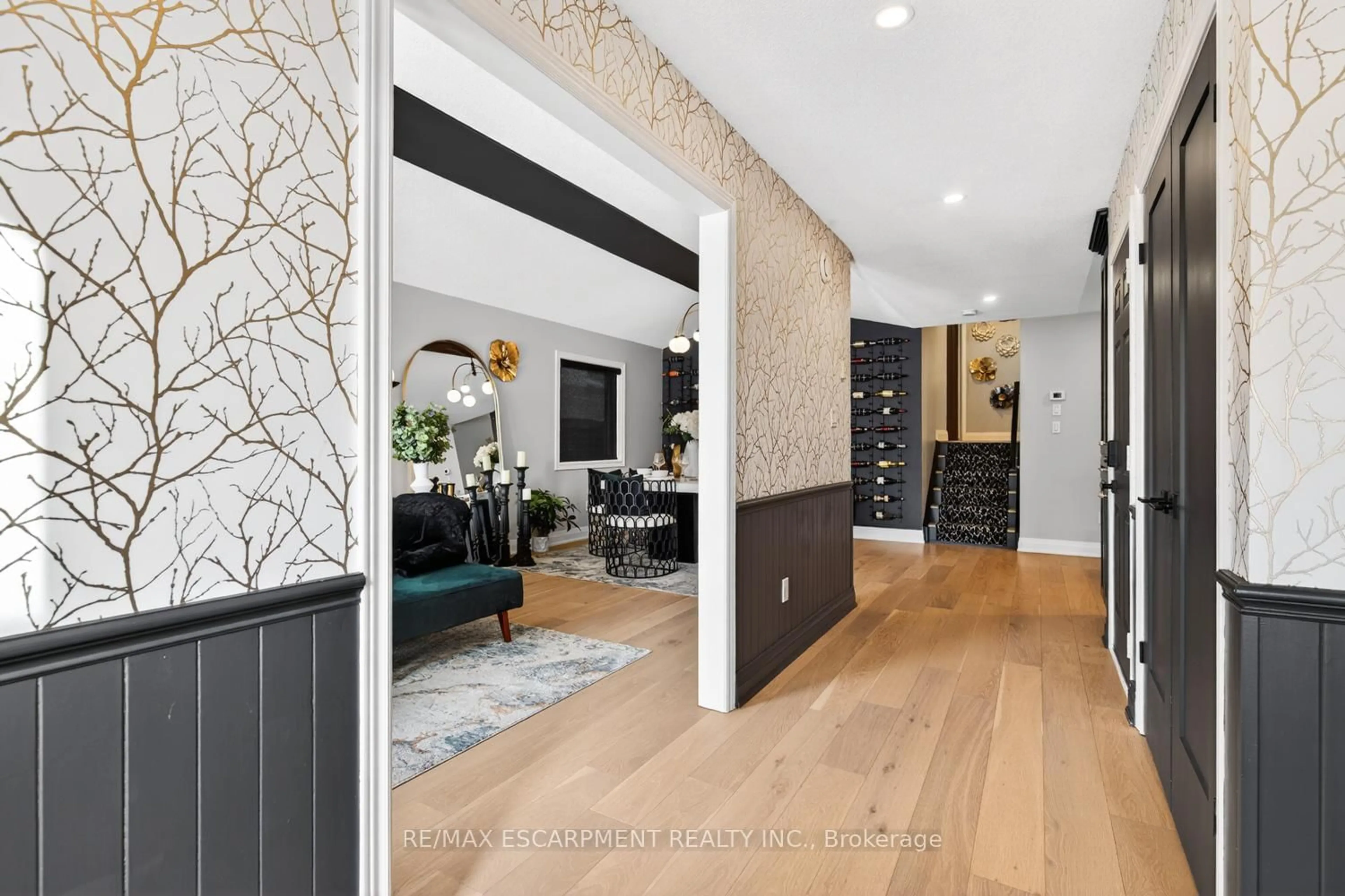 Indoor entryway for 7 Waterside Dr, Hamilton Ontario L8E 5T9