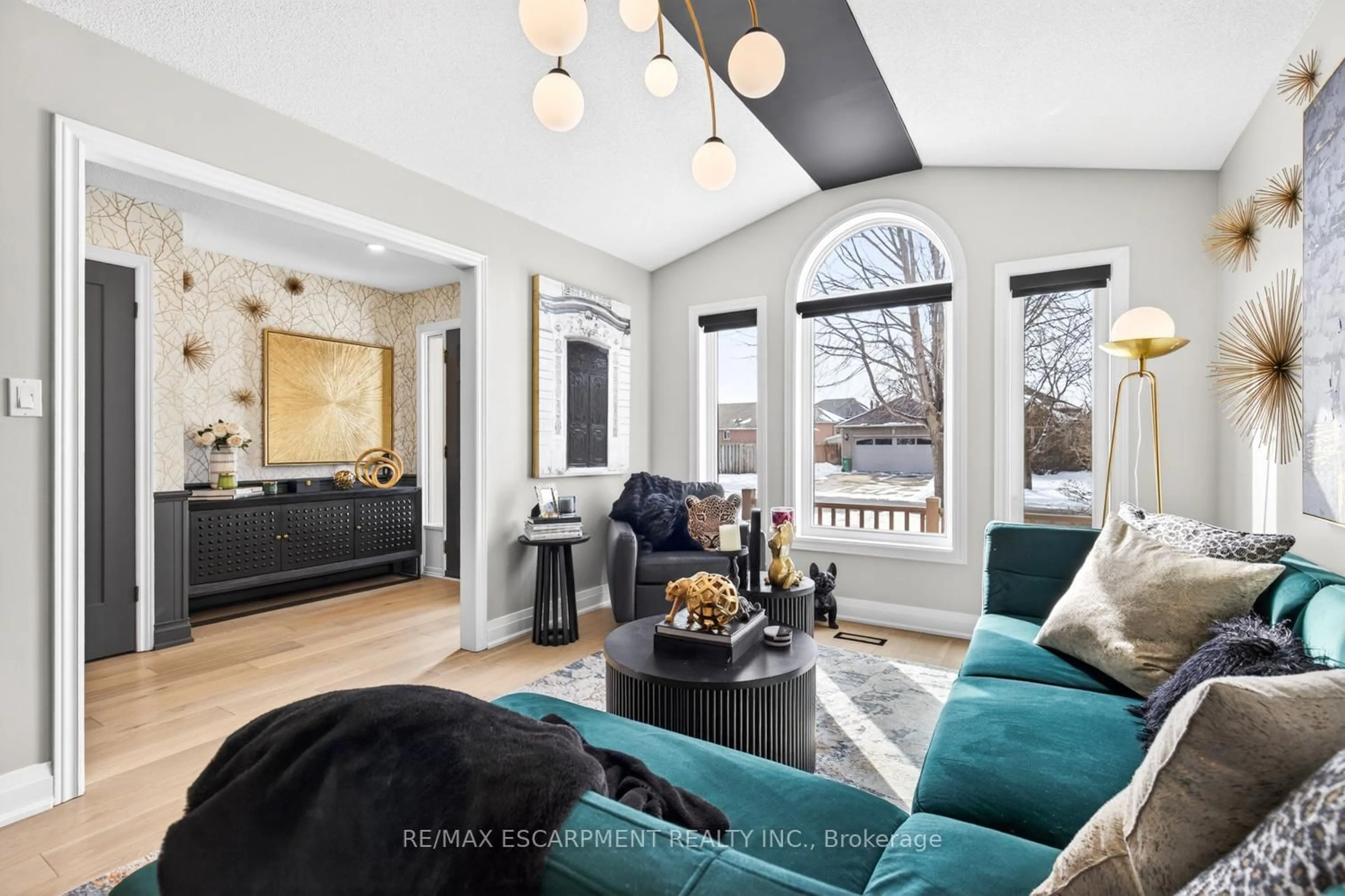 Living room with furniture, unknown for 7 Waterside Dr, Hamilton Ontario L8E 5T9