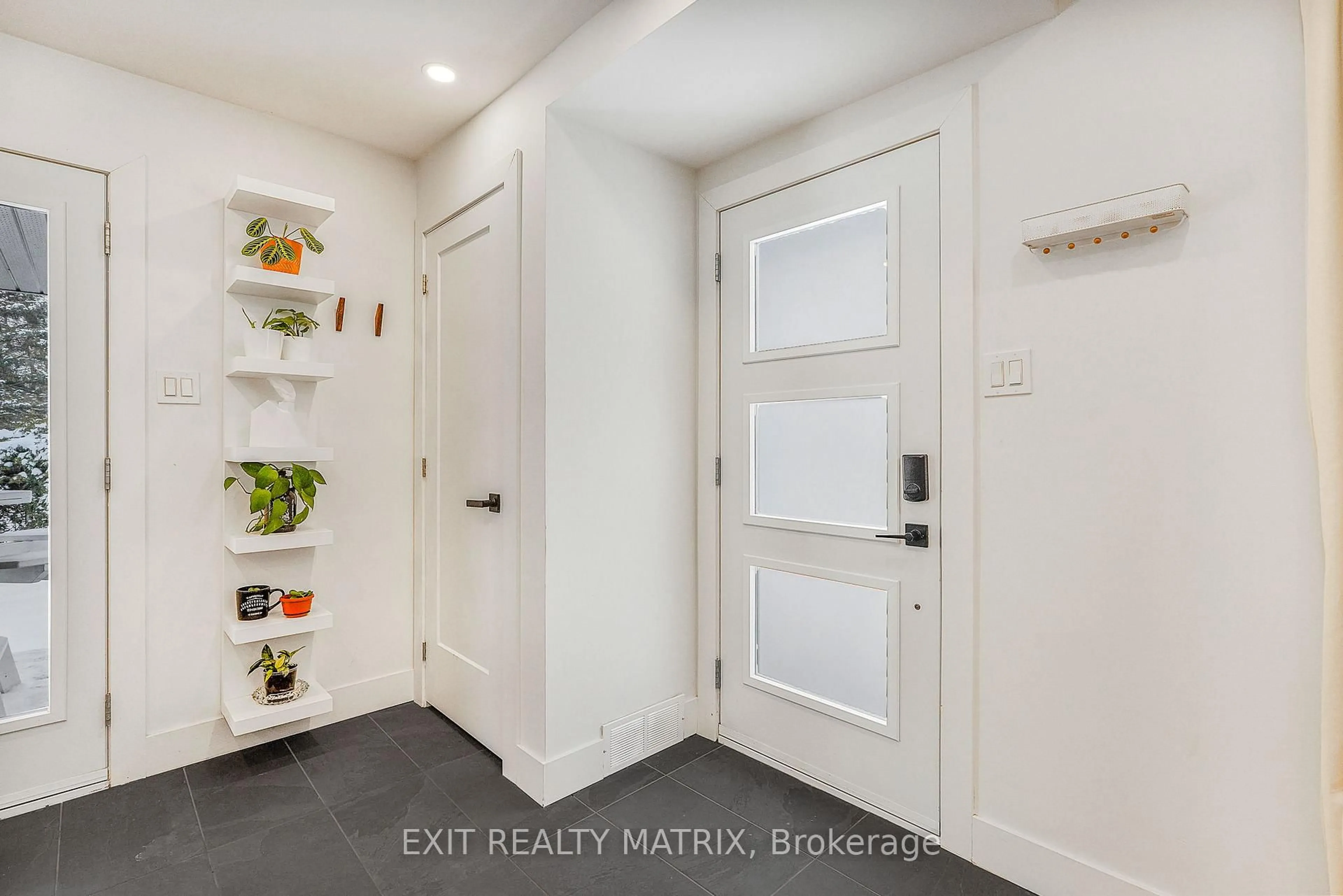 Indoor entryway for 224 Wilshire Ave, Ottawa Ontario K2C 0E5