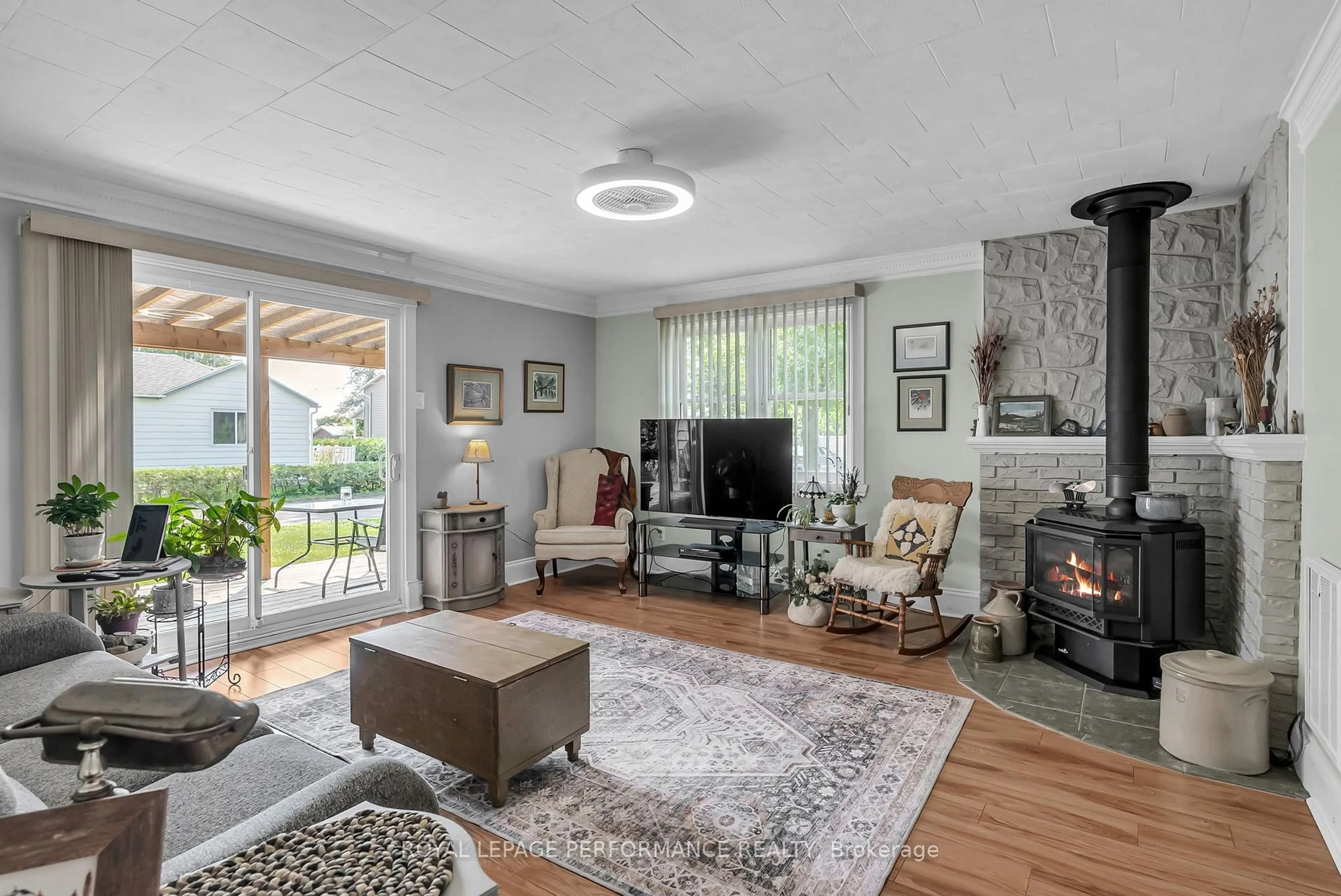 Living room with furniture, unknown for 21052 Birch Ave, South Glengarry Ontario K0C 1N0