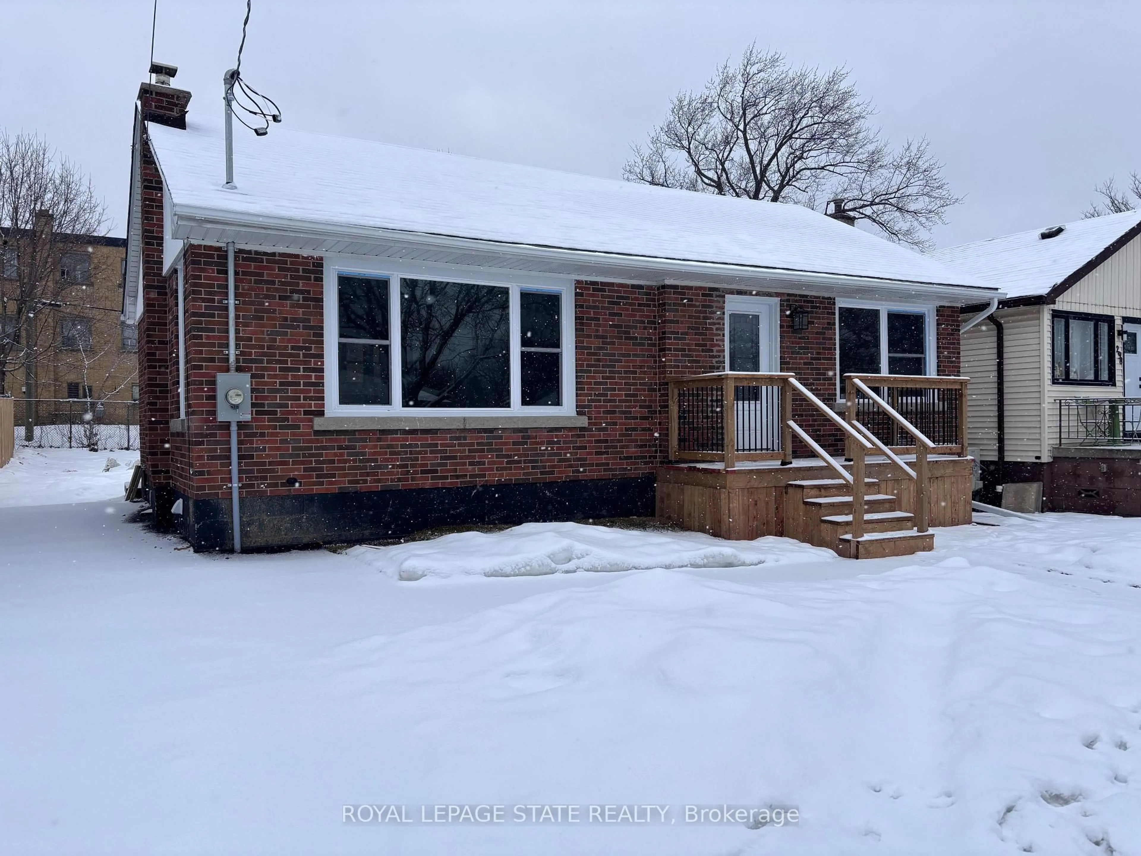 Home with brick exterior material, street for 300 East 43rd St, Hamilton Ontario L8T 3C7