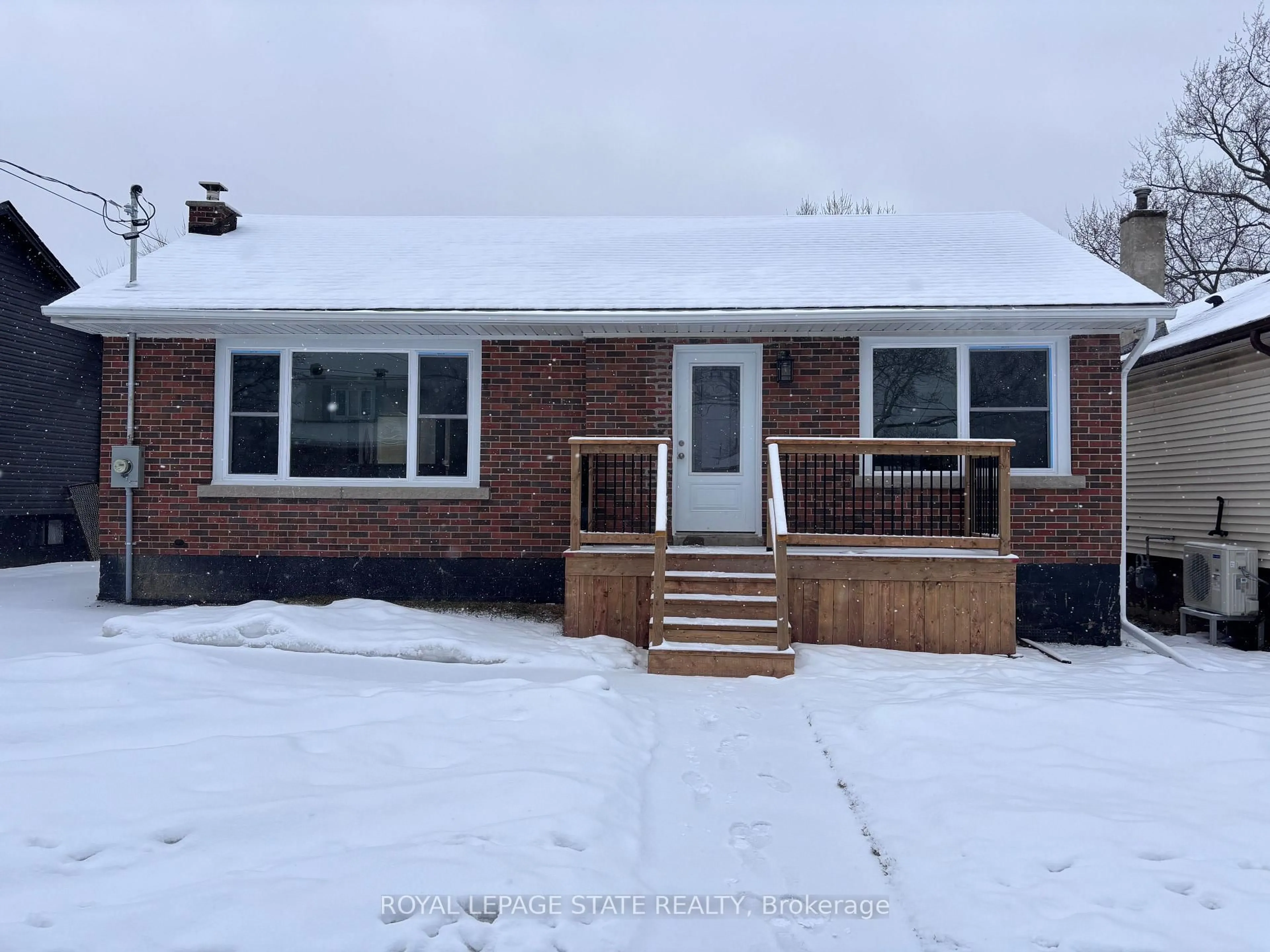 Home with brick exterior material, street for 300 East 43rd St, Hamilton Ontario L8T 3C7