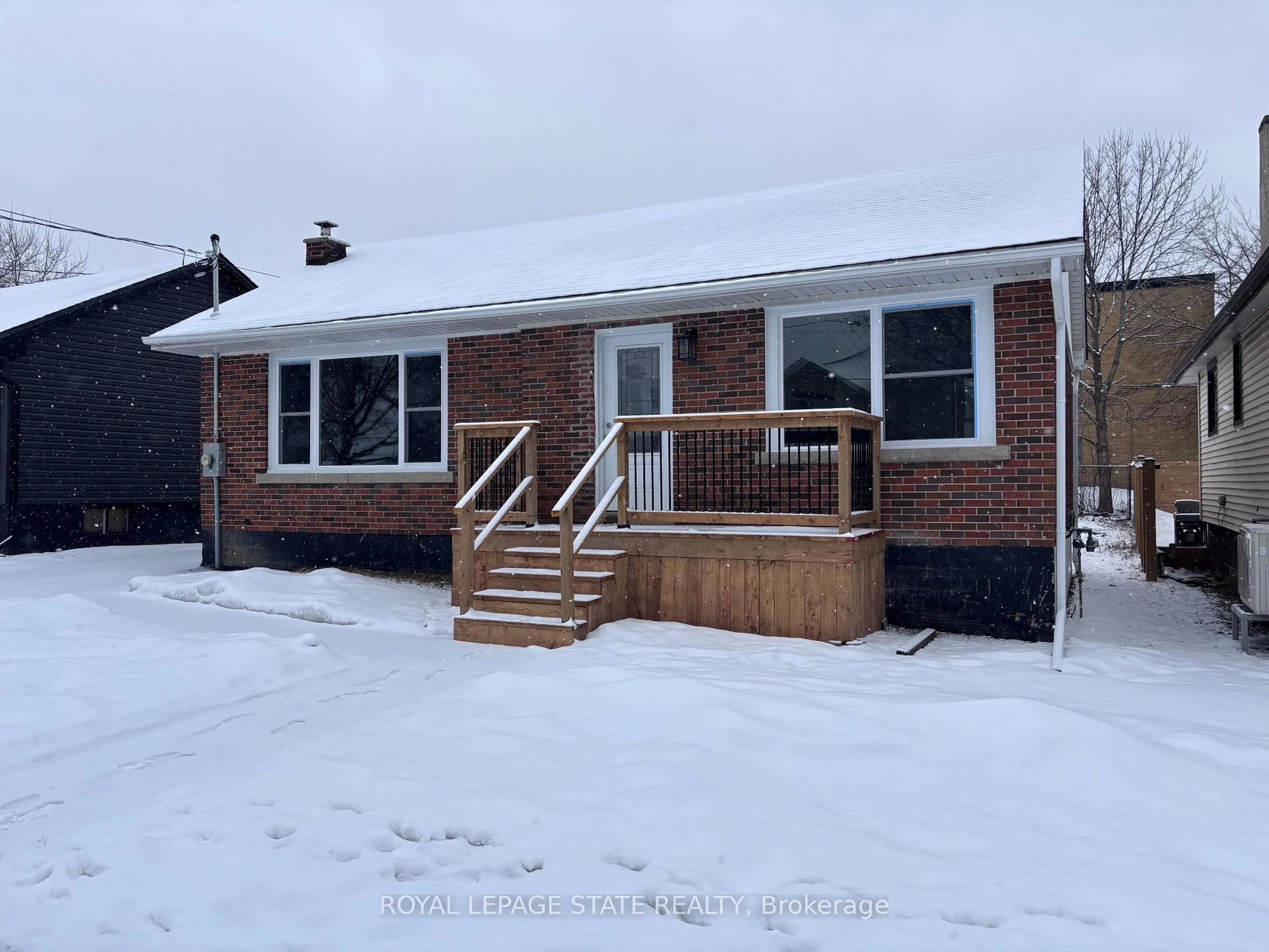 Home with brick exterior material, street for 300 East 43rd St, Hamilton Ontario L8T 3C7