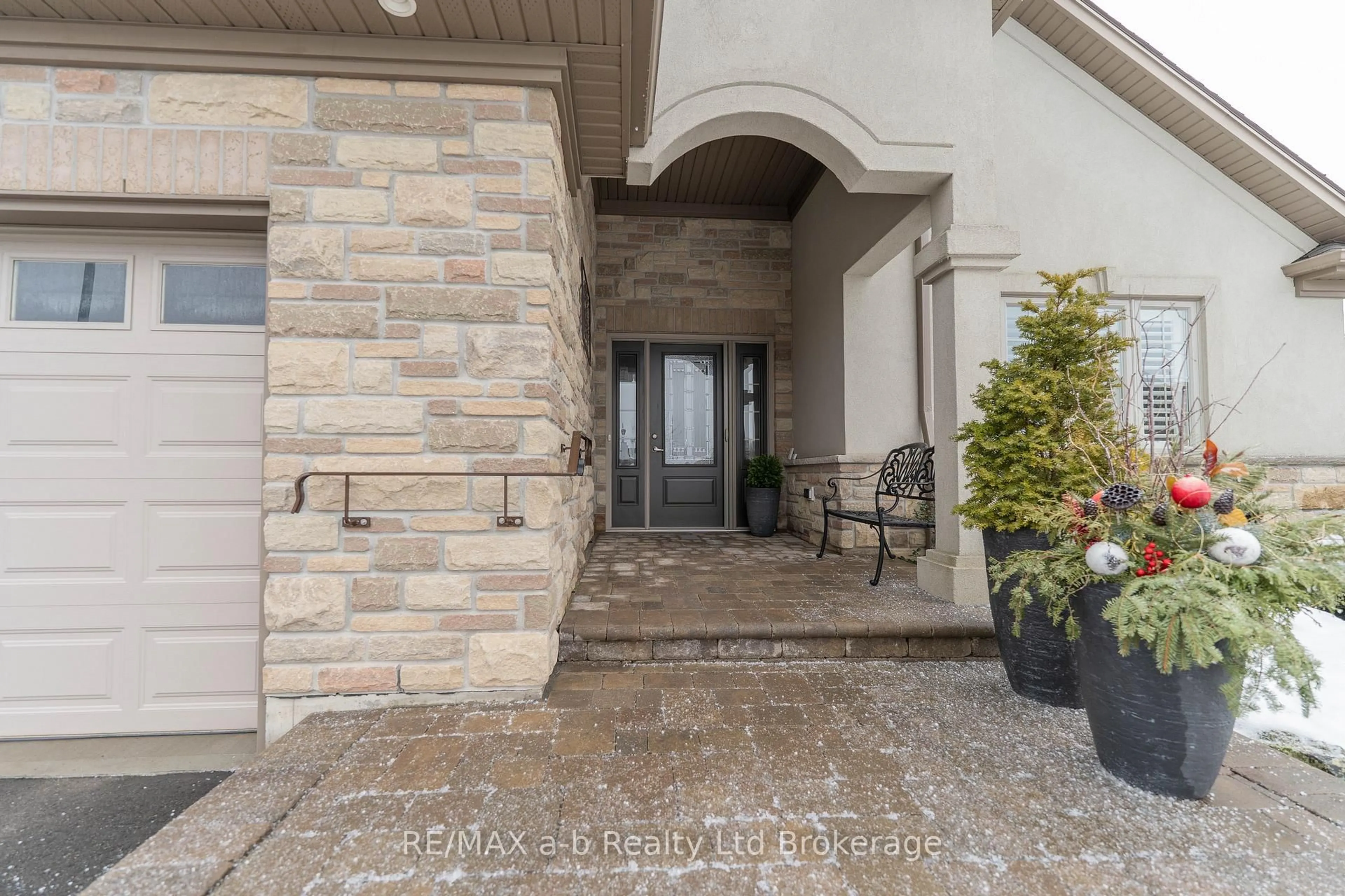 Indoor entryway for 11 Hollier Dr, Tillsonburg Ontario N4G 0G2