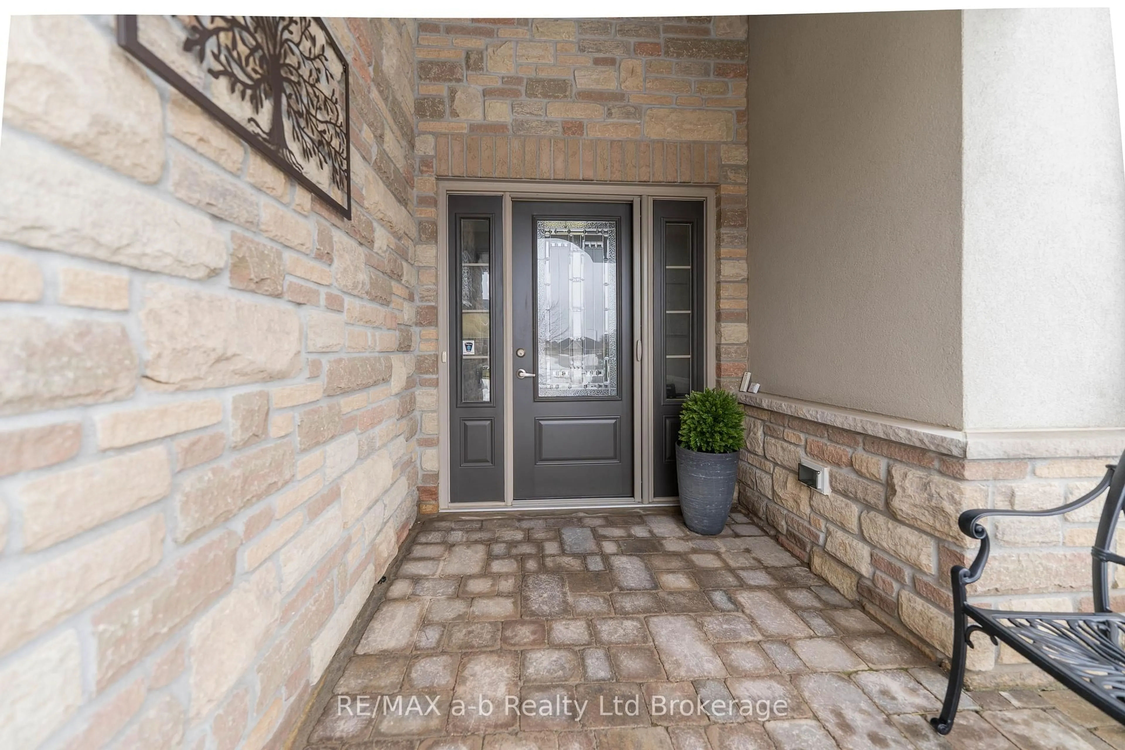 Indoor entryway for 11 Hollier Dr, Tillsonburg Ontario N4G 0G2