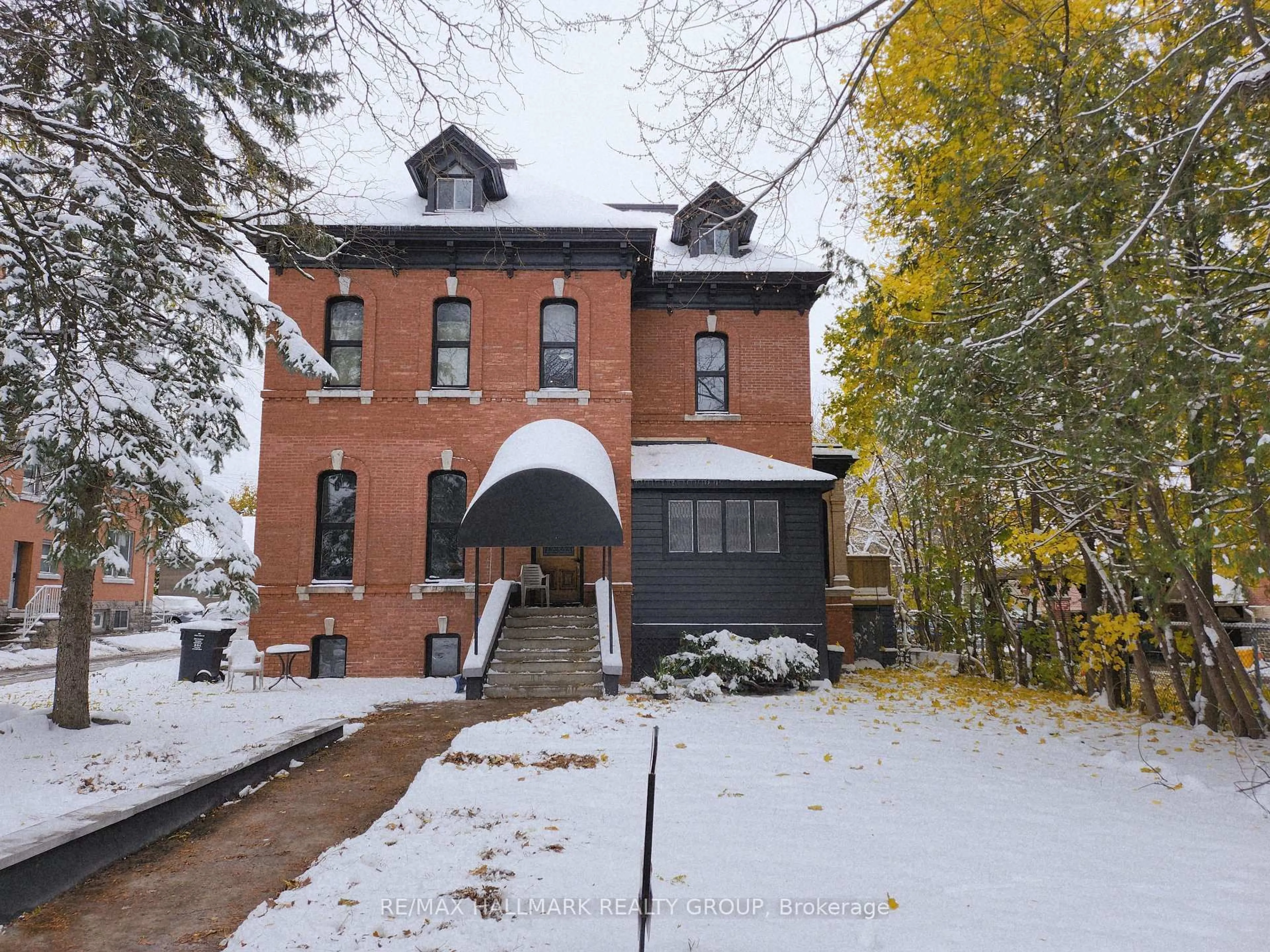 Home with brick exterior material, street for 460 Wilbrod St, Ottawa Ontario K1N 6M8