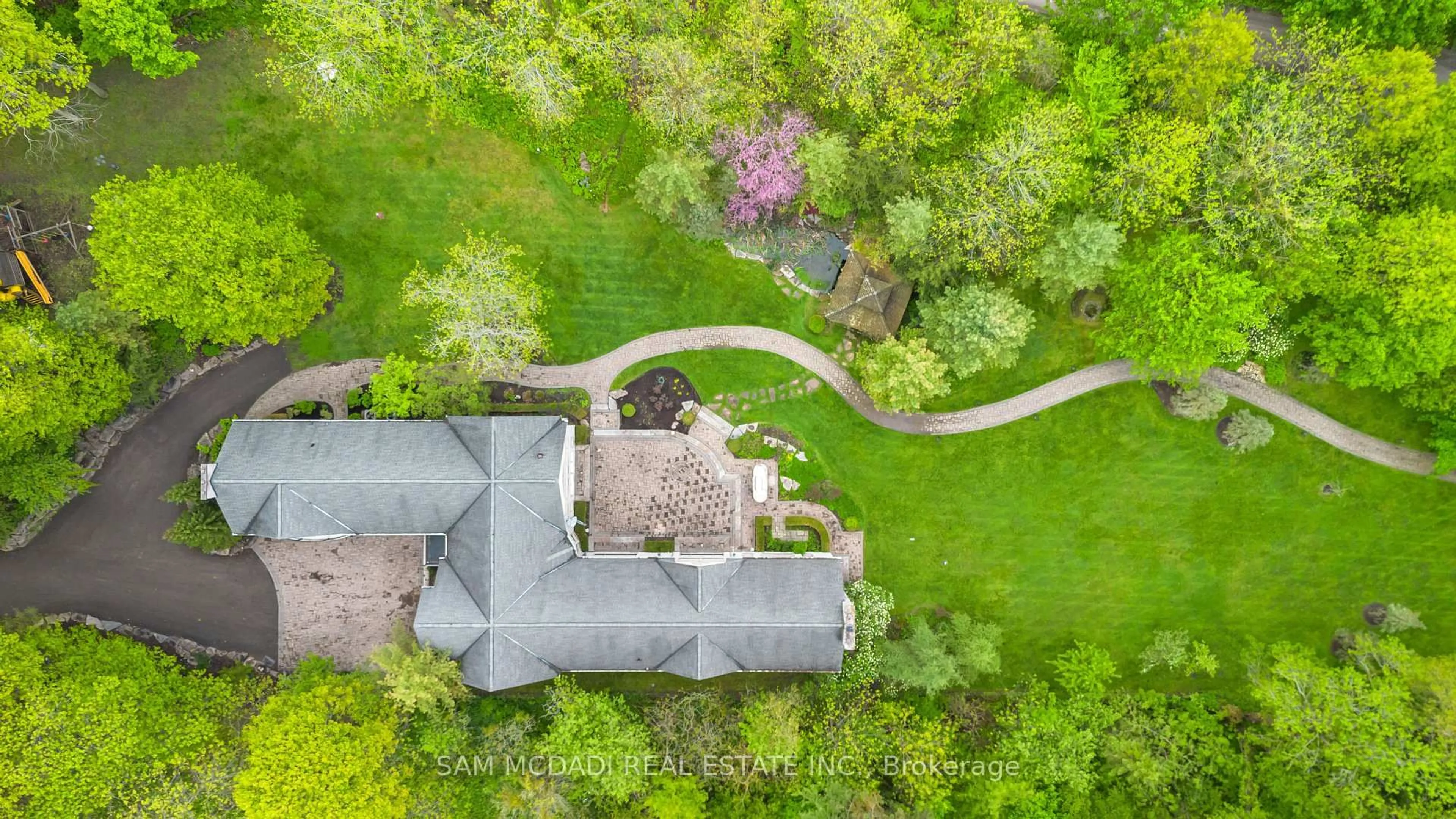 A pic from outside/outdoor area/front of a property/back of a property/a pic from drone, street for 839 Lakeshore Rd, Port Colborne Ontario L3K 5V3