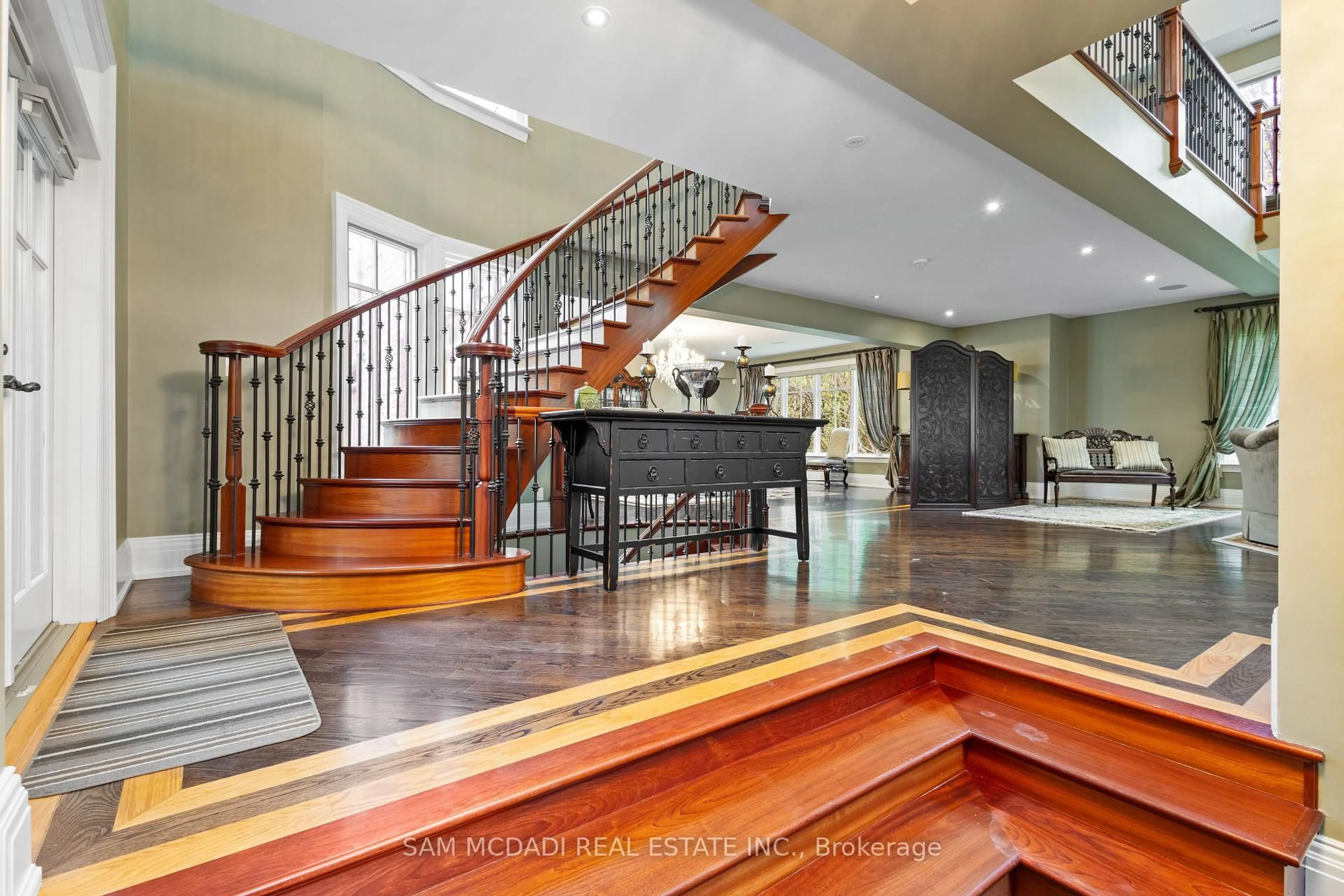 Indoor foyer for 839 Lakeshore Rd, Port Colborne Ontario L3K 5V3
