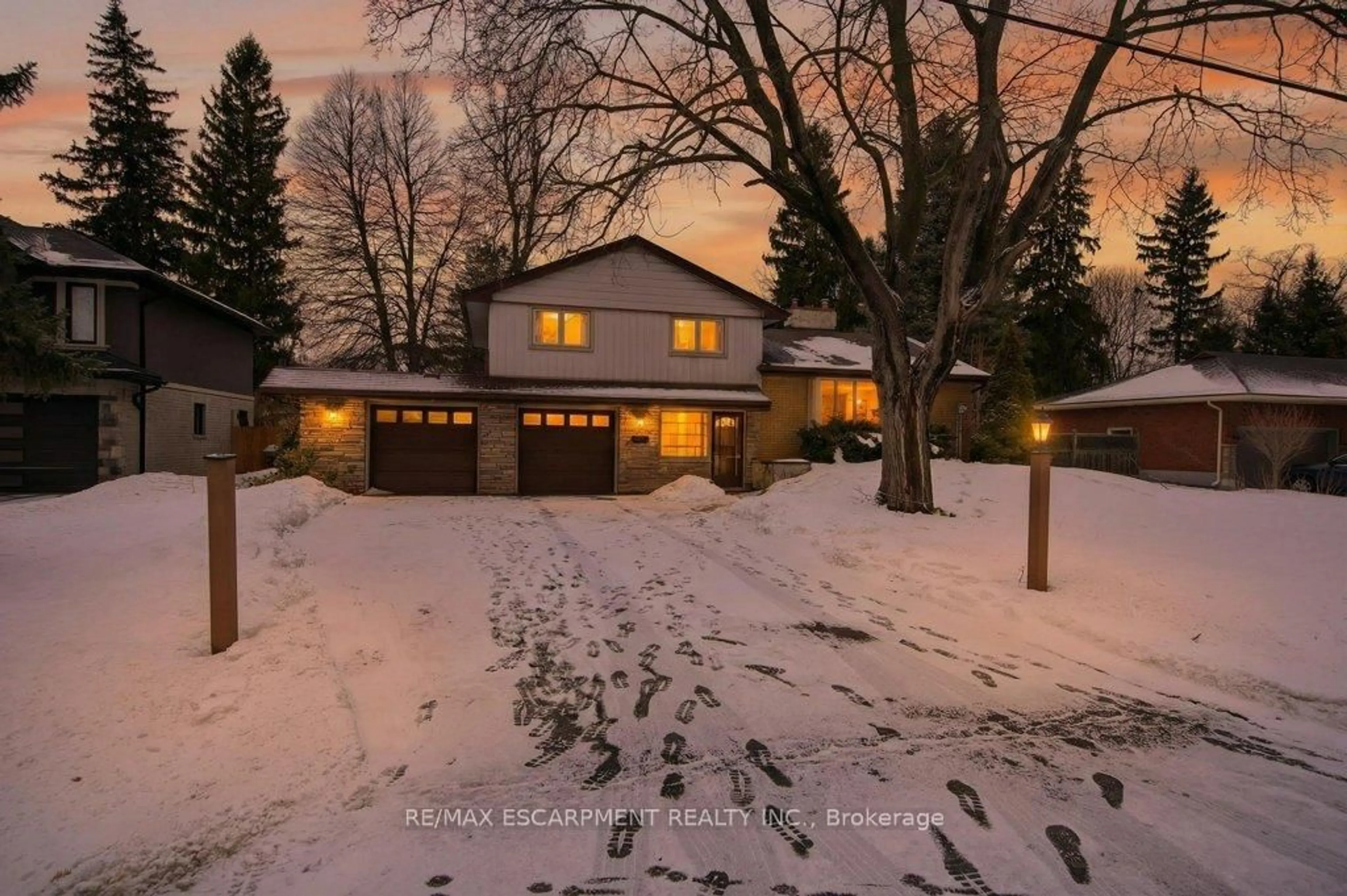 A pic from outside/outdoor area/front of a property/back of a property/a pic from drone, street for 324 Woodworth Dr, Hamilton Ontario L9G 2N1