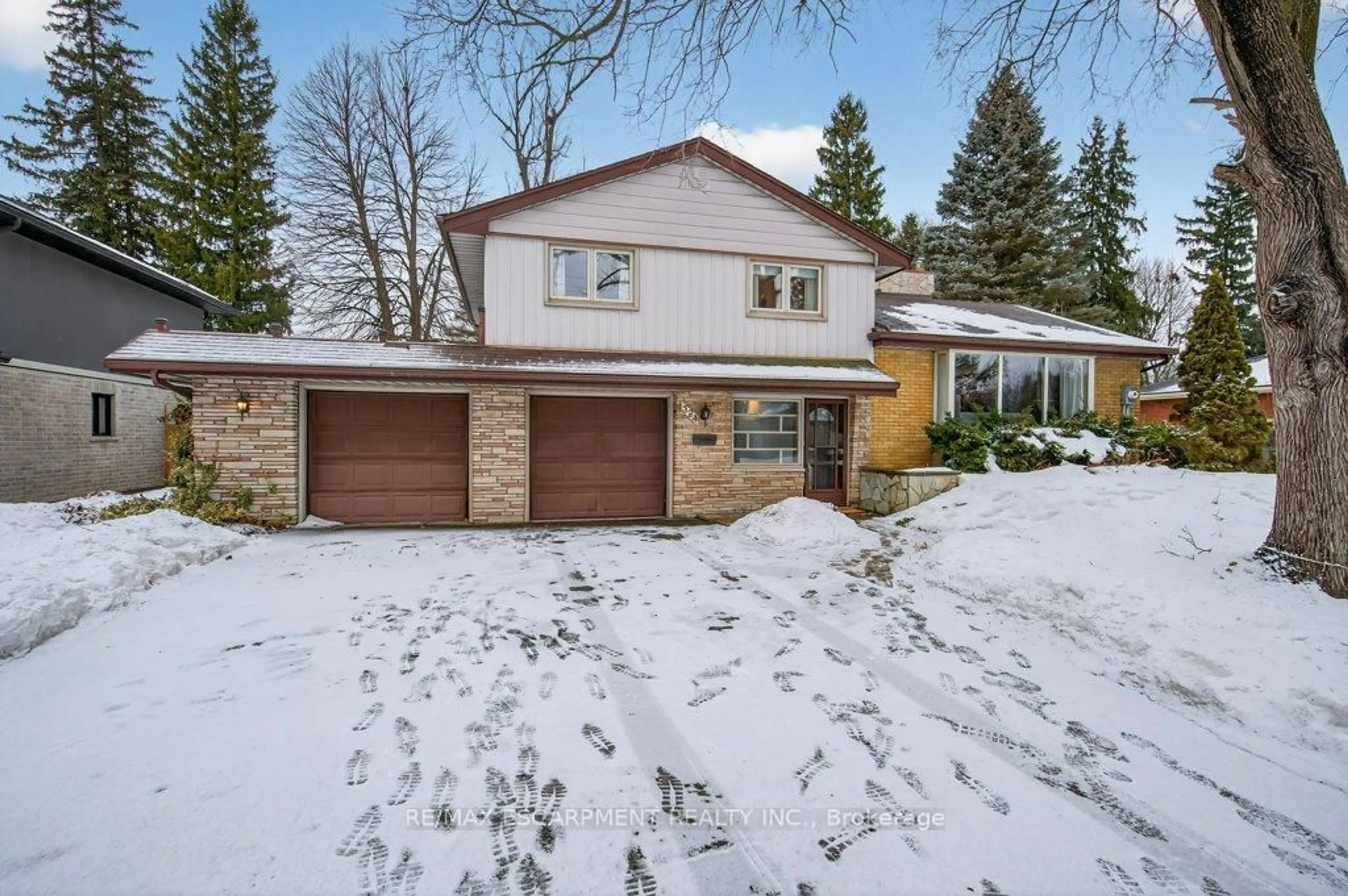 A pic from outside/outdoor area/front of a property/back of a property/a pic from drone, street for 324 Woodworth Dr, Hamilton Ontario L9G 2N1