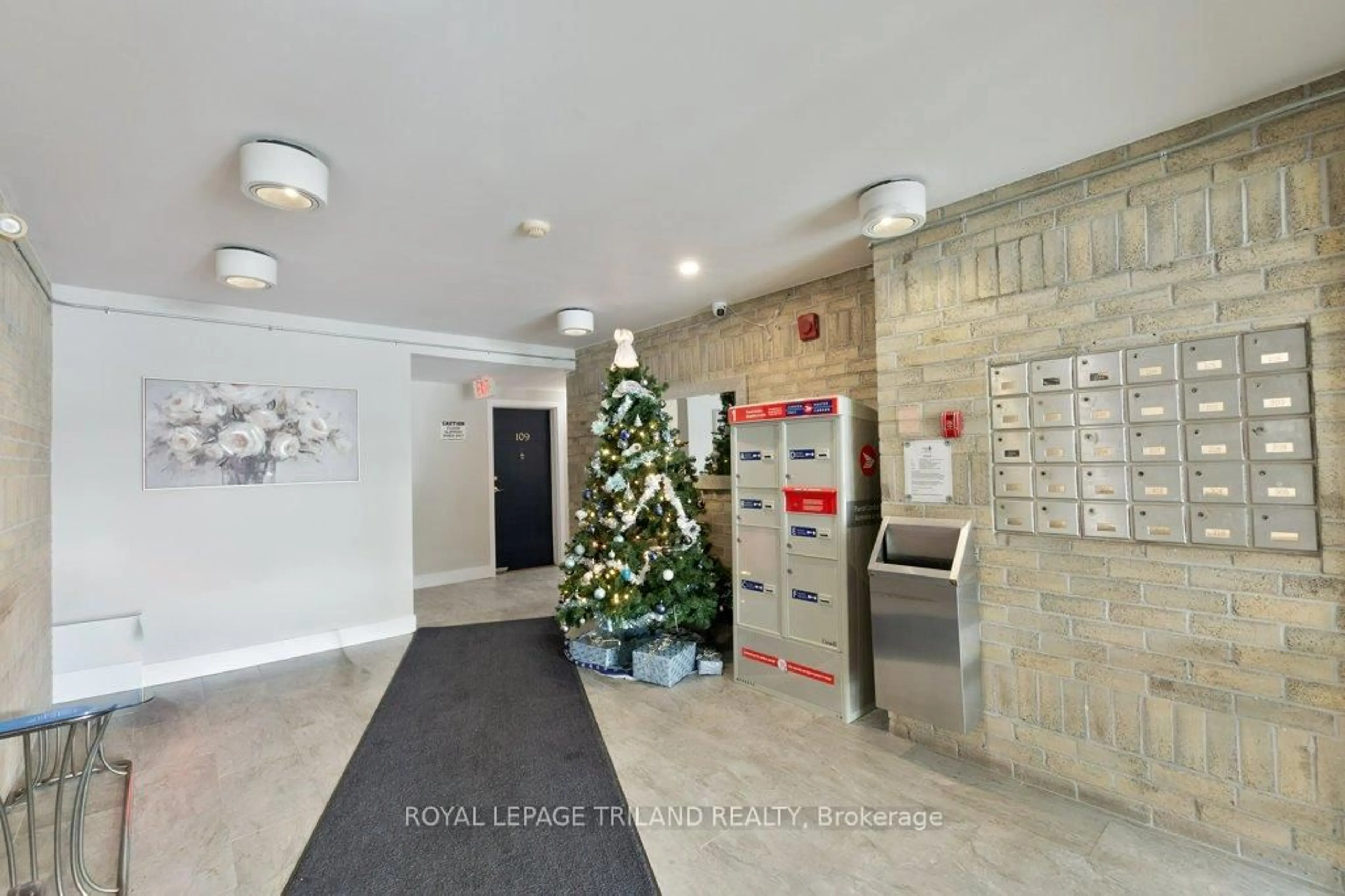 Lobby for 729 Deveron Cres #104, London South Ontario N5Z 4X5