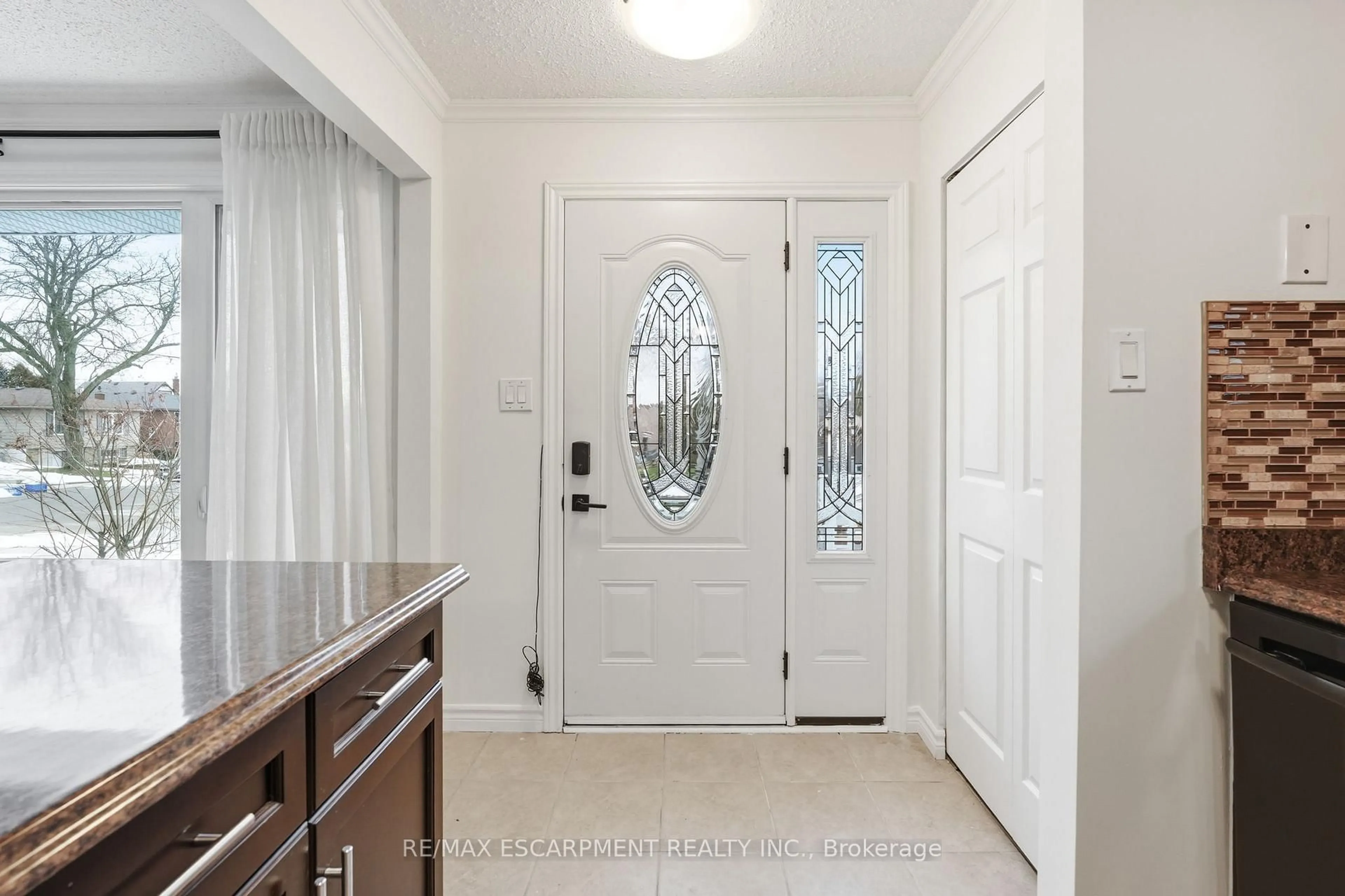 Indoor entryway for 8 Elmore Dr, Hamilton Ontario L8W 1T6
