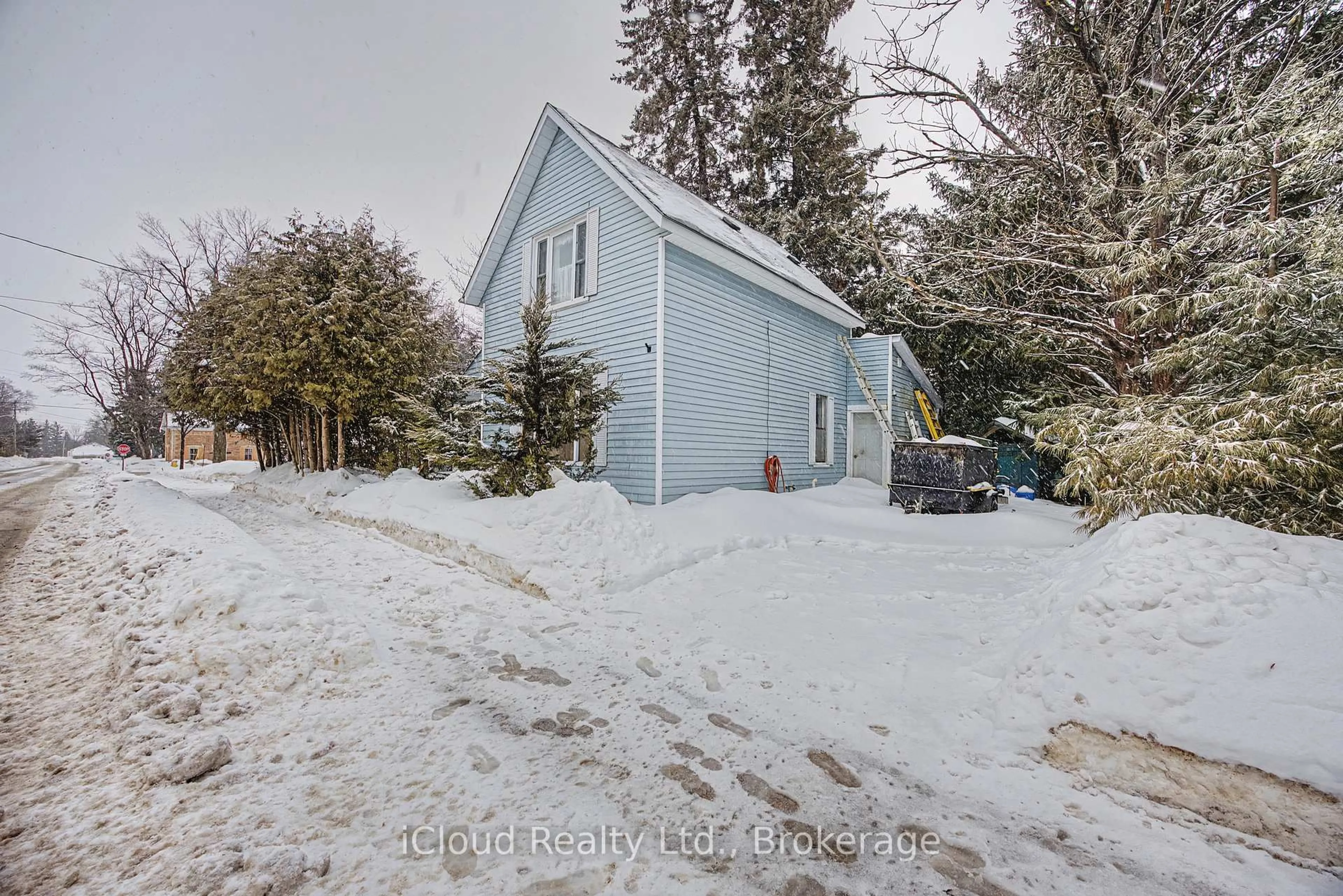 A pic from outside/outdoor area/front of a property/back of a property/a pic from drone, street for 316 Gordon St, Shelburne Ontario L0N 1S1