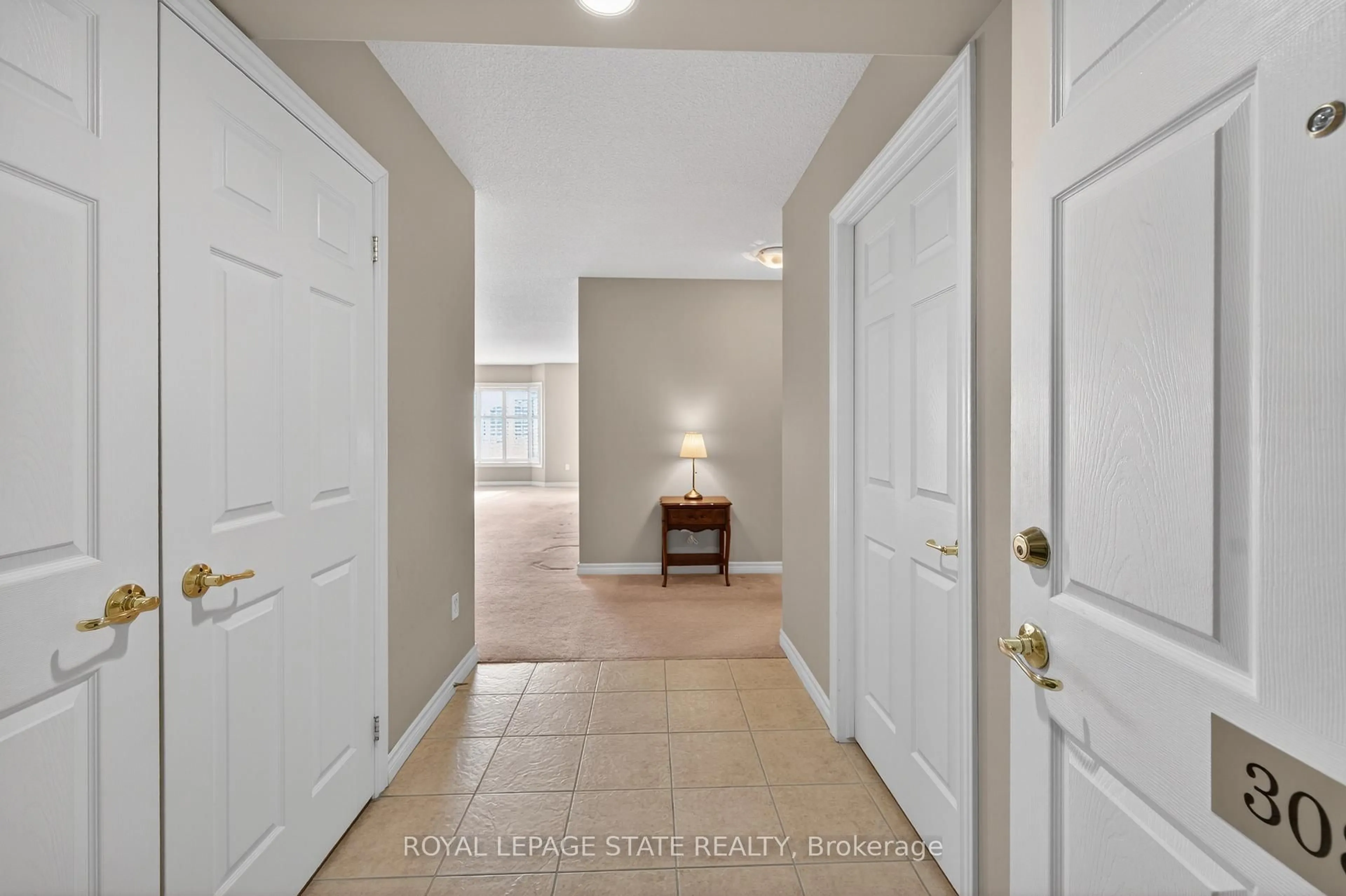 Indoor entryway for 908 Mohawk Rd #308, Hamilton Ontario L8T 2R8