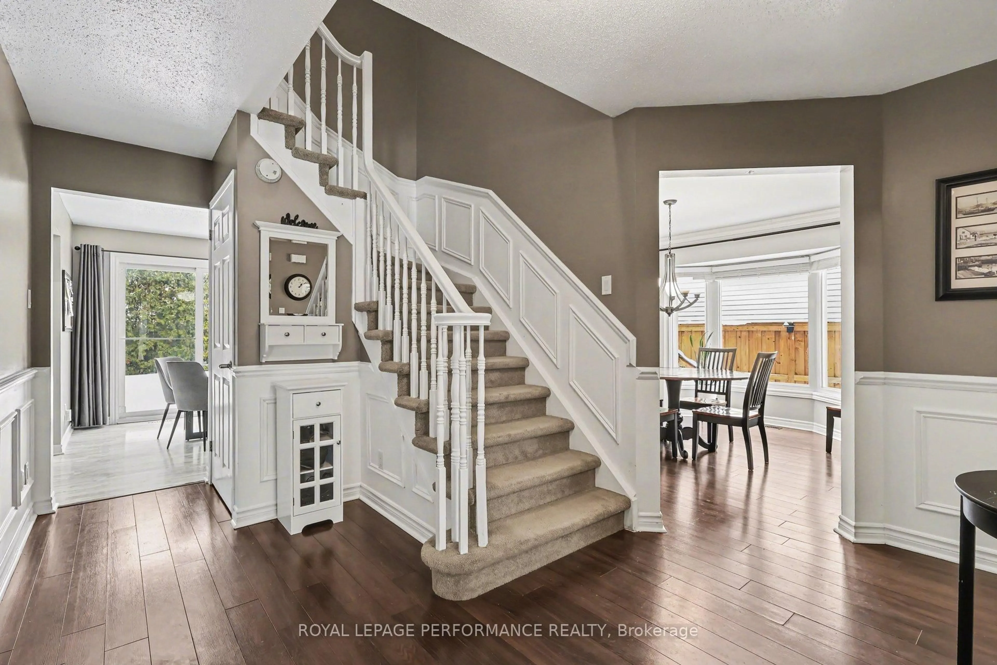 Indoor entryway for 1606 Westport Cres, Orleans Ontario K1C 6C8