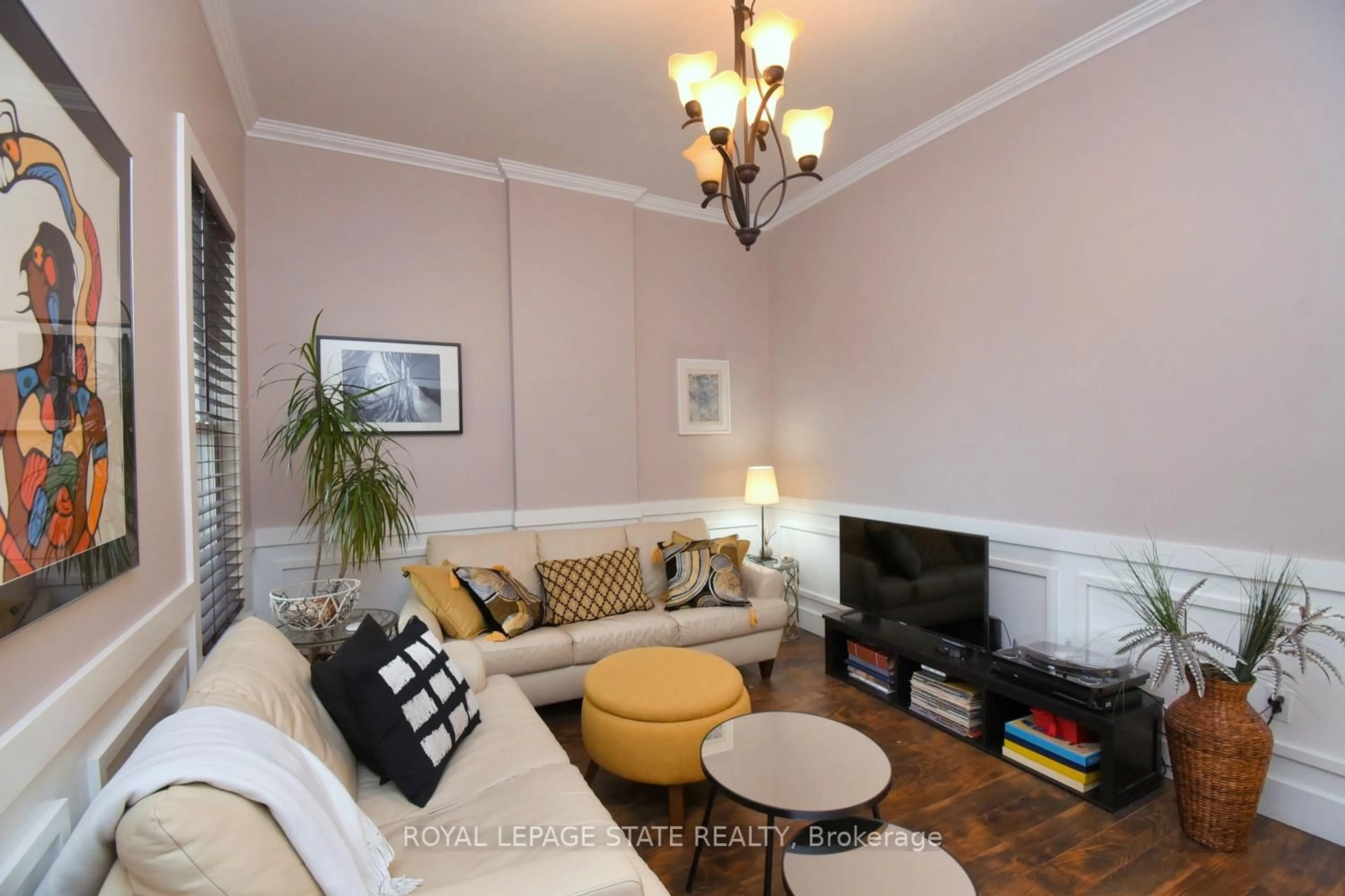 Living room with furniture, unknown for 113 Steven St, Hamilton Ontario L8L 5N7