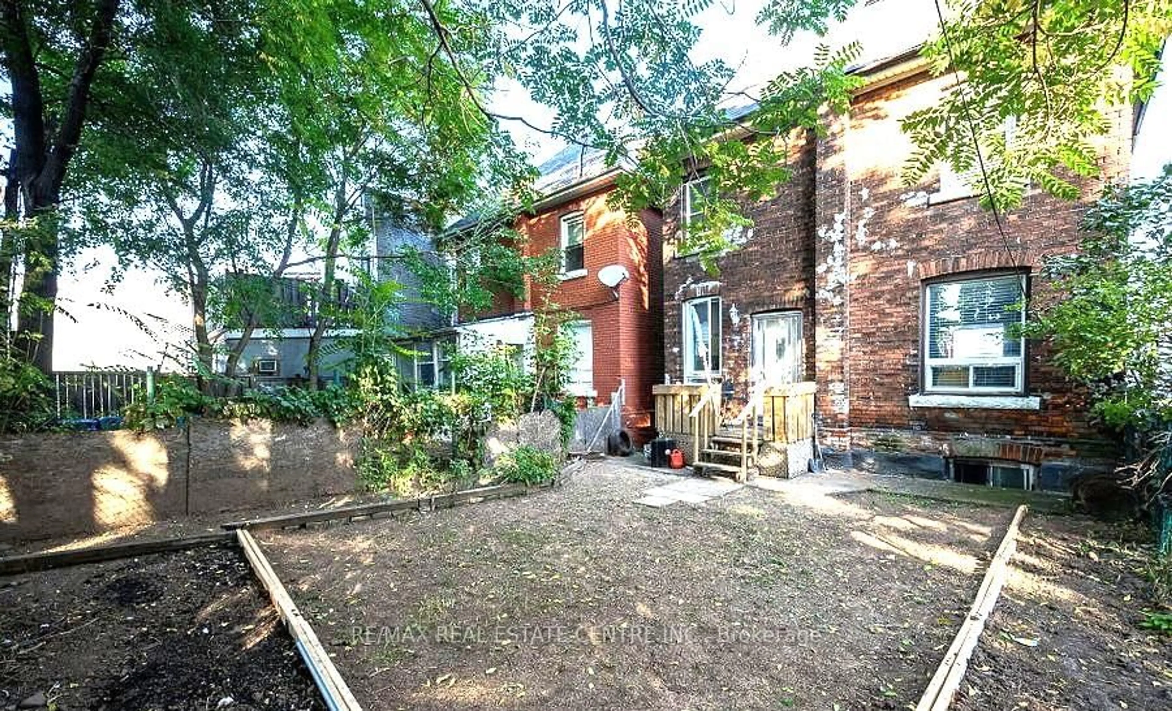 A pic from outside/outdoor area/front of a property/back of a property/a pic from drone, street for 439 Wentworth St, Hamilton Ontario L8L 5W6