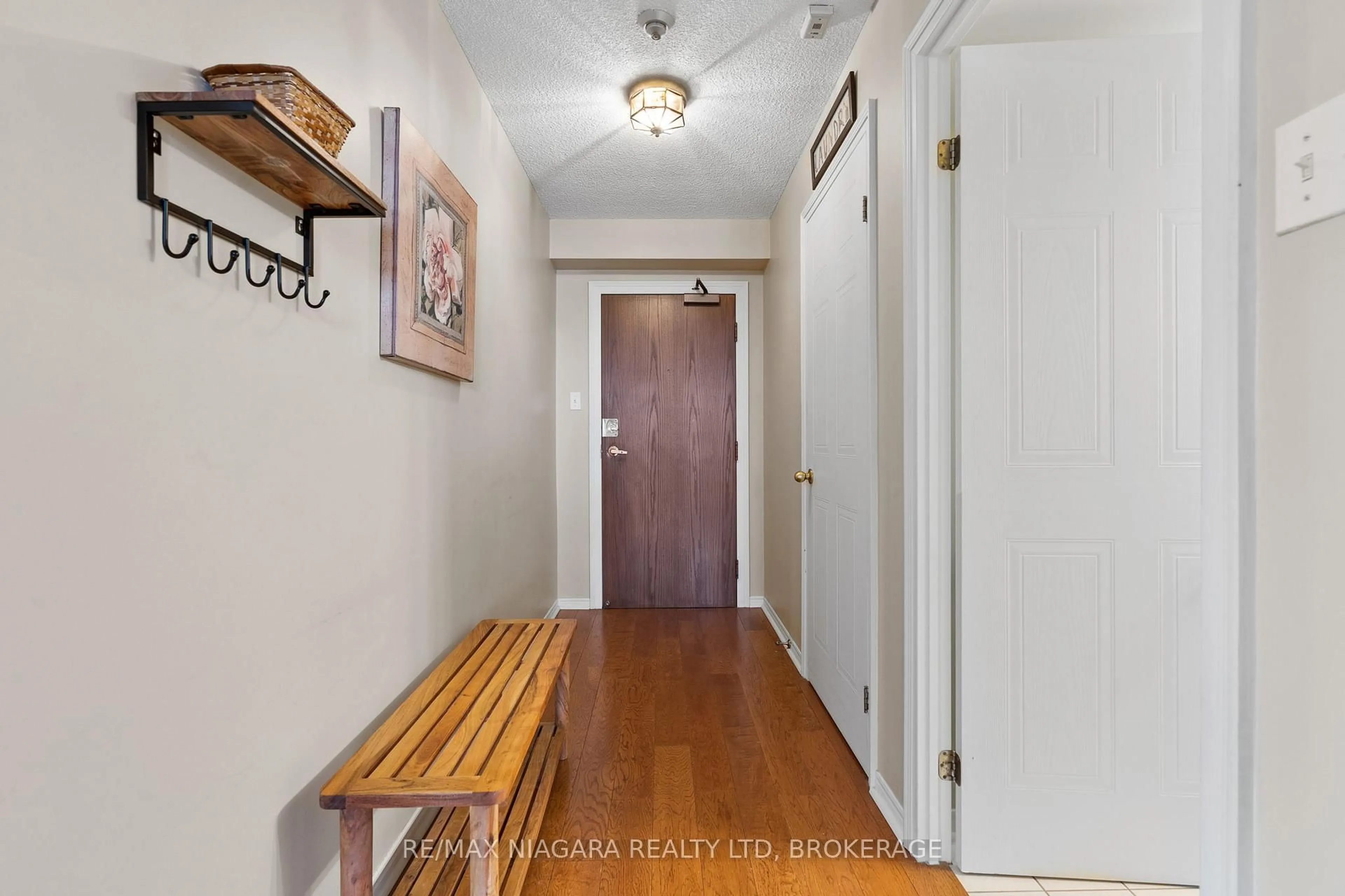 Indoor entryway for 5100 Dorchester Rd #402, Niagara Falls Ontario L2E 7H4