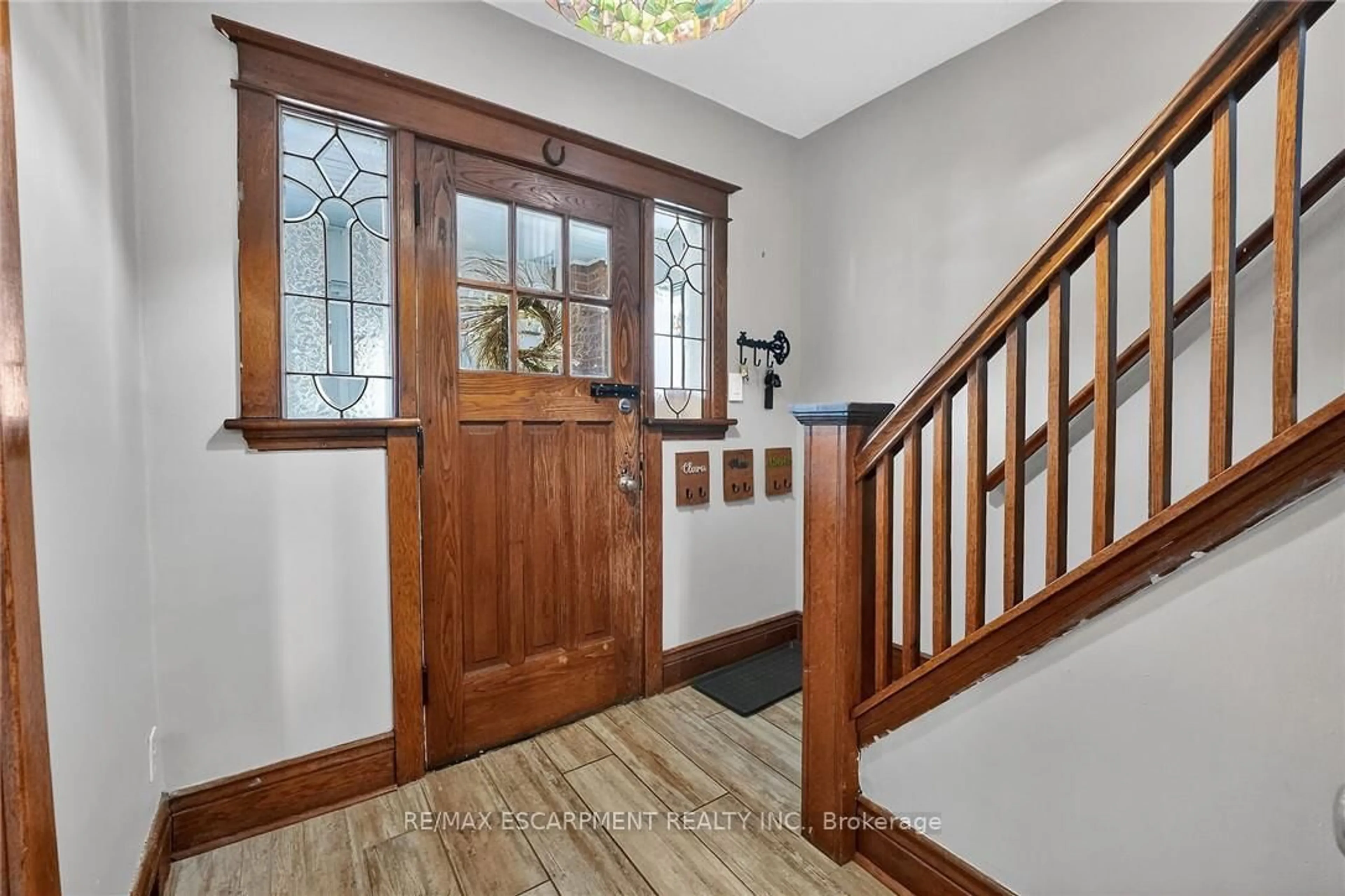 Indoor entryway for 207 EDGEMONT St, Hamilton Ontario L8K 2J1