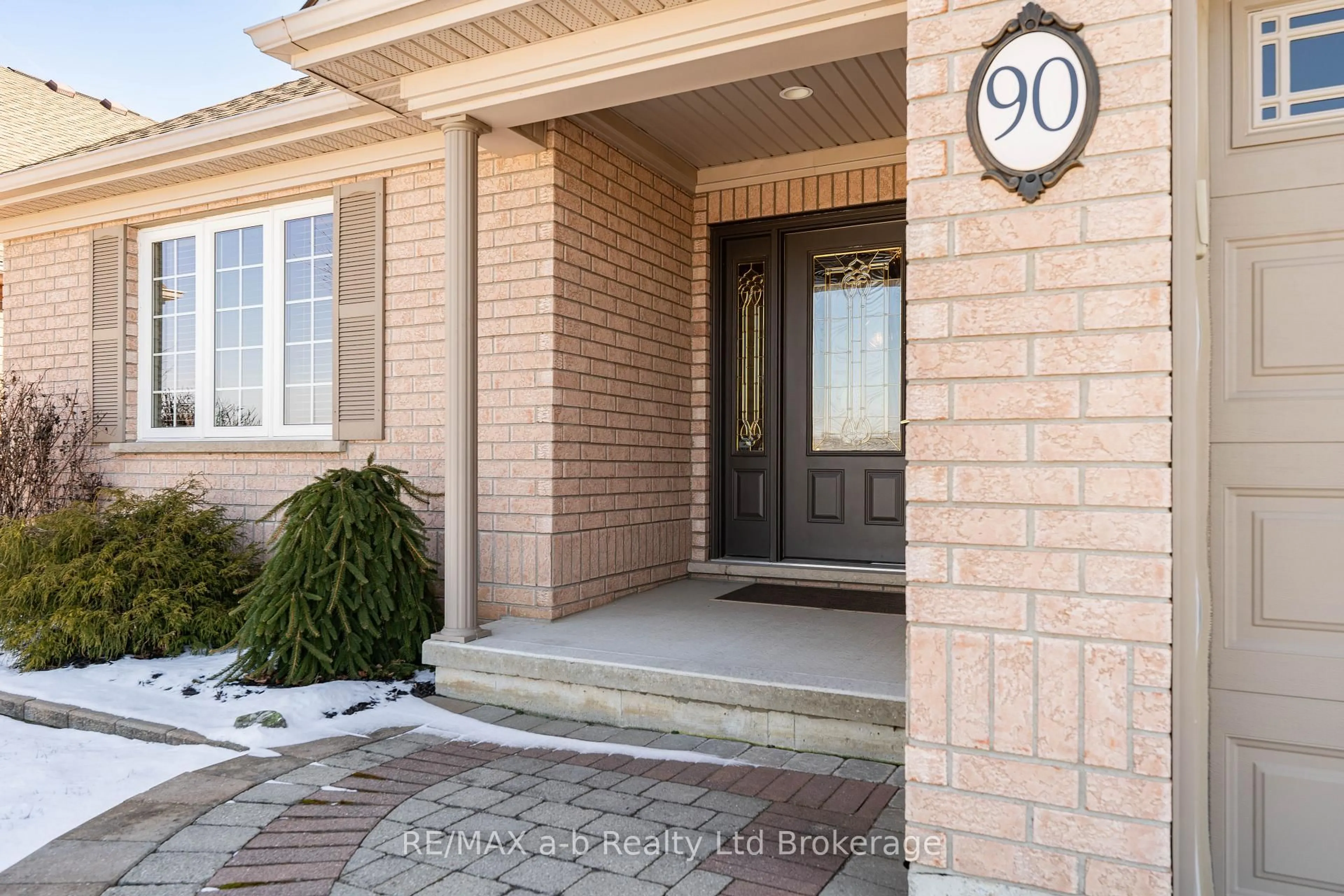 Indoor entryway for 90 WESTON Dr, Tillsonburg Ontario N4G 5W9