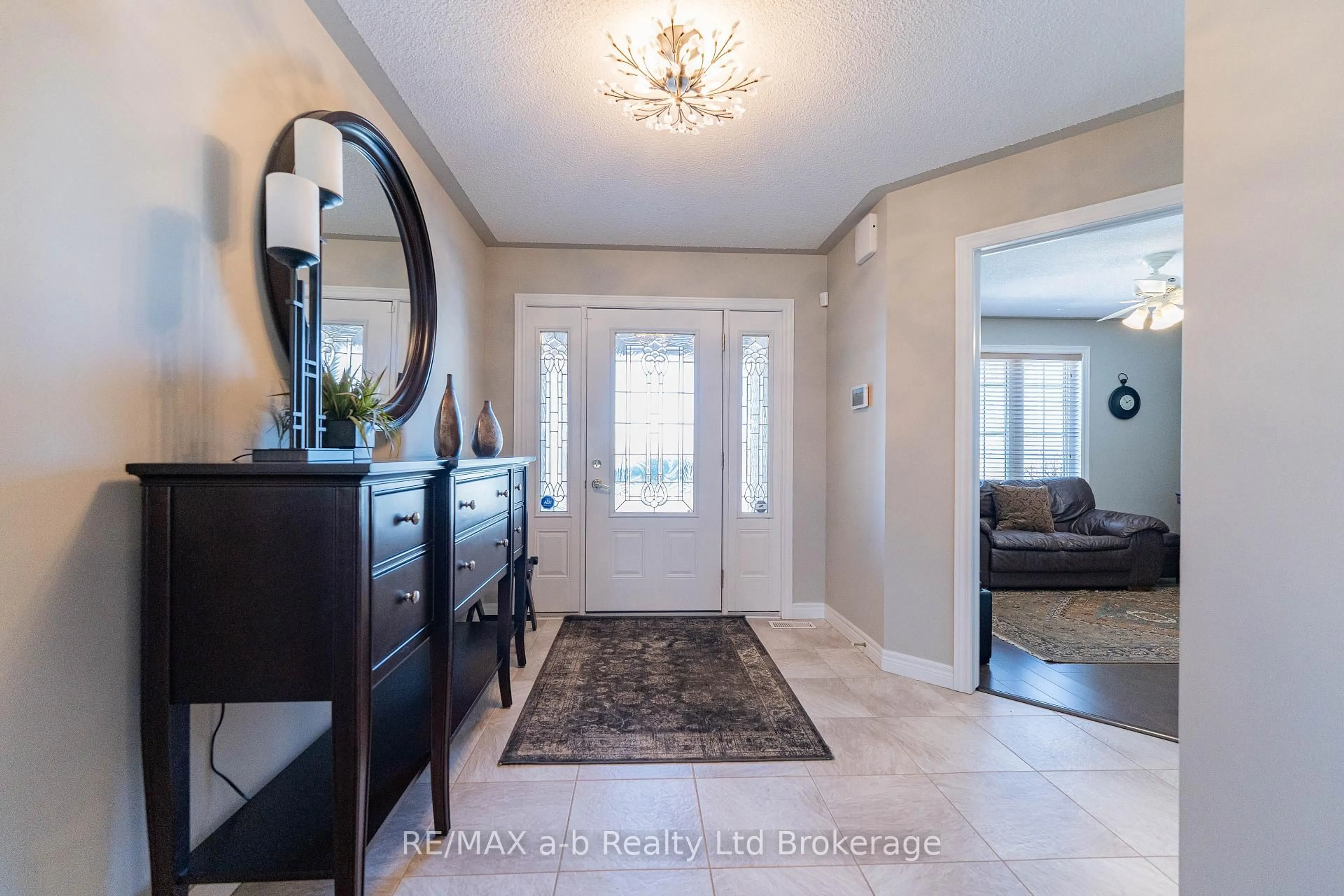 Indoor entryway for 90 WESTON Dr, Tillsonburg Ontario N4G 5W9