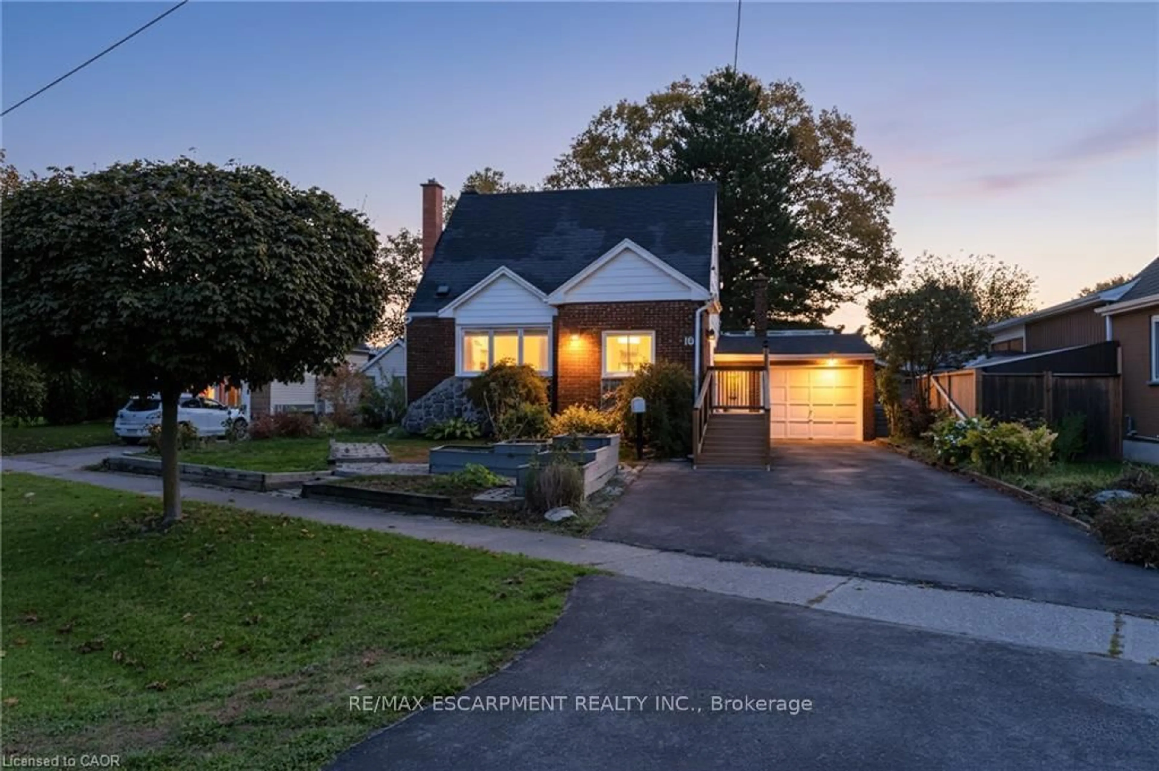 A pic from outside/outdoor area/front of a property/back of a property/a pic from drone, street for 18 Flanders Ave, St. Catharines Ontario L2M 5X3