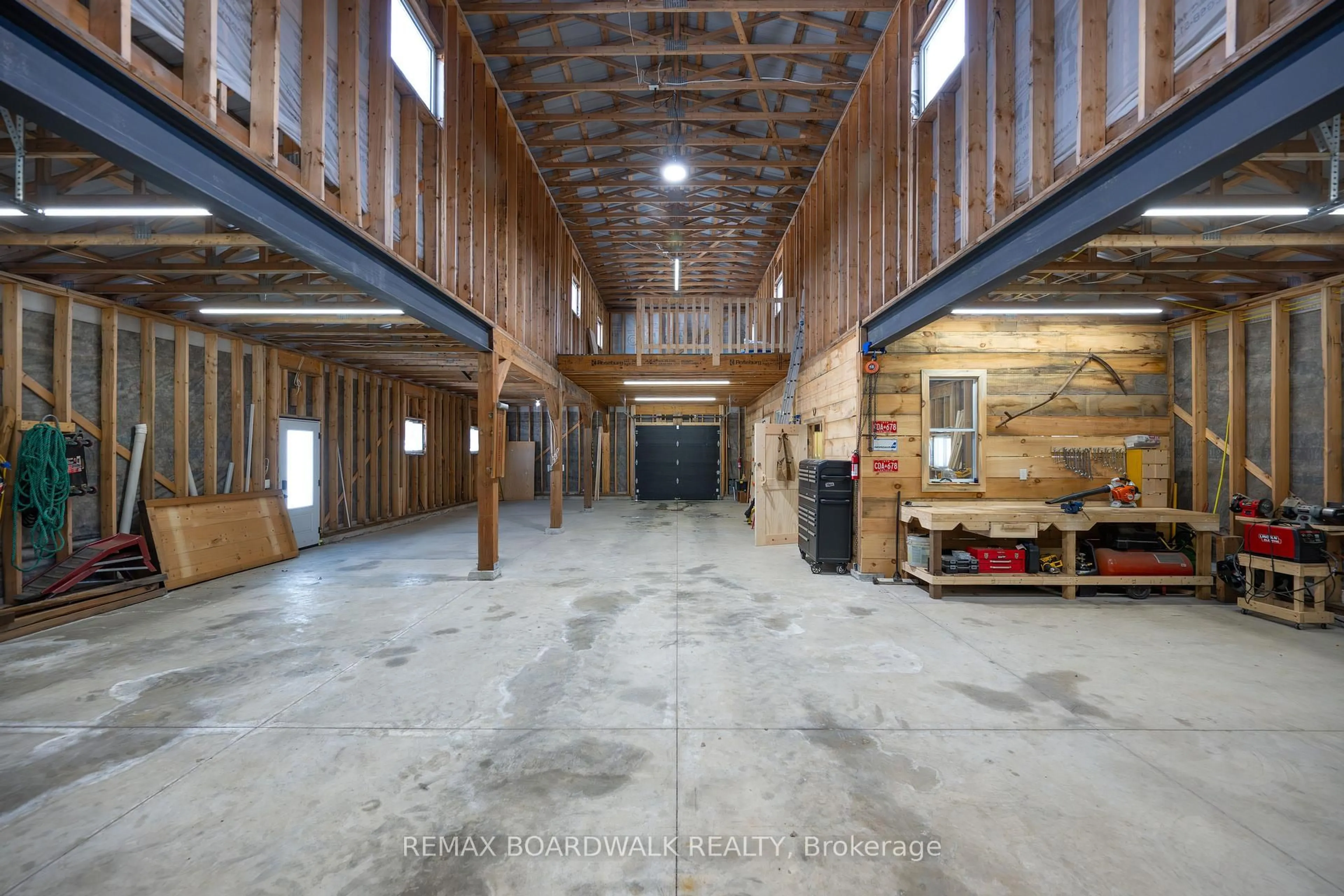 Indoor foyer for 4701 4th Concession Rd, Augusta Ontario K0E 1T0